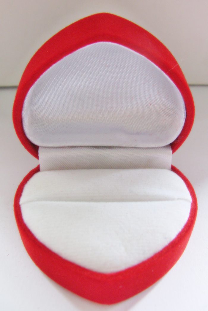 กล่องใส่แหวนรูปหัวใจสีแดงค่ะ