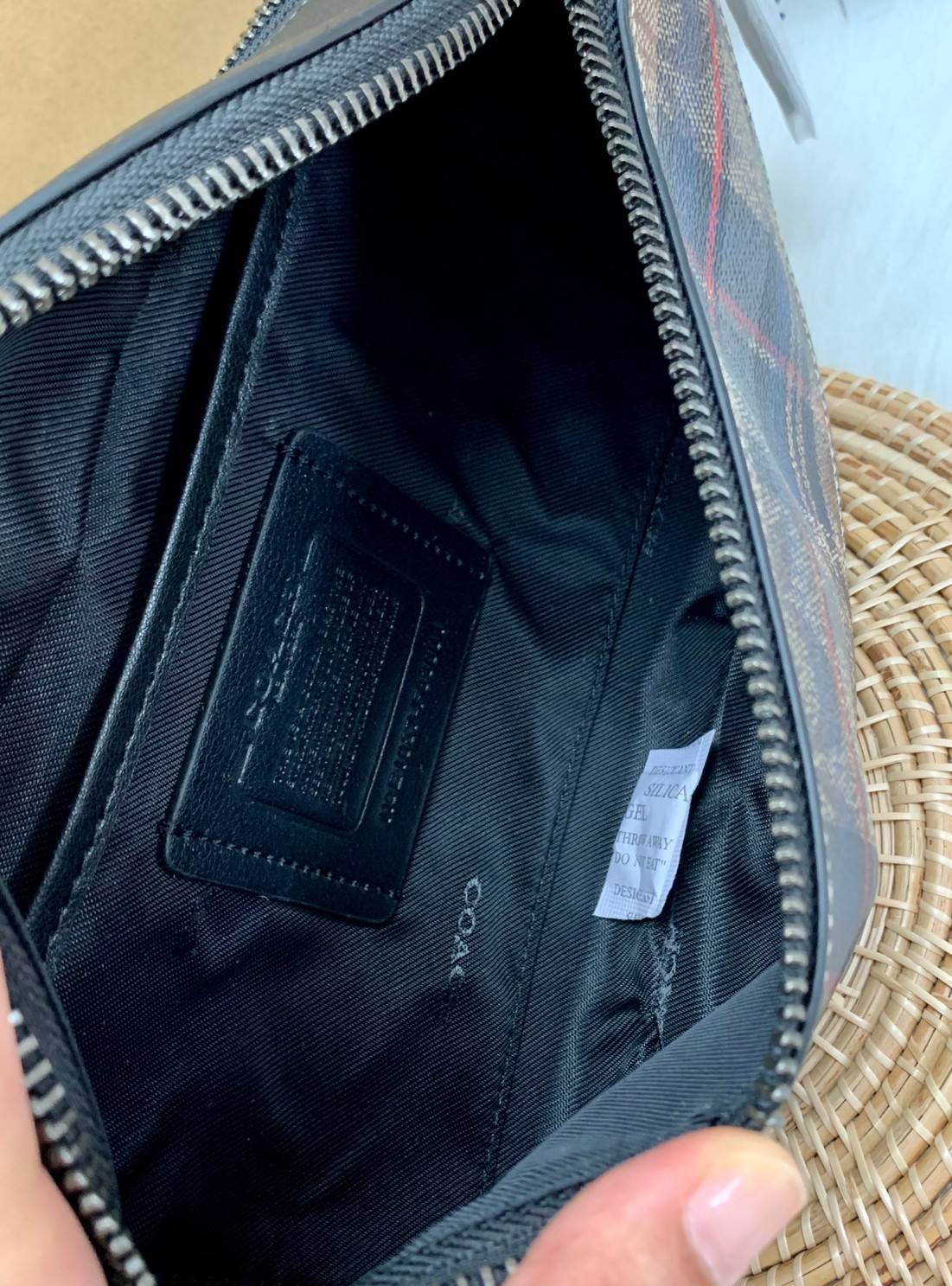 OUTTLET 】COACH WARREN BELT BAG IN SIGNATURE WITH PLAID PRINT ใบใหญ่คะ! ((83001)) สีเข้าใหม่ เอาใจวัยโจ๋ไปเลยจ้าา กระเป๋าคาดอกด้านหน้า//คาดไปทางด้านหลัง//หรือคาดเอวได้ ตามแต่ความถนัดได้เลยนะคะ หนังแท้ ด้านหน้าปริ้นลายสก๊อต+โลโก้แบรนด์ ได้สวยงามมากค่ะ กระเป