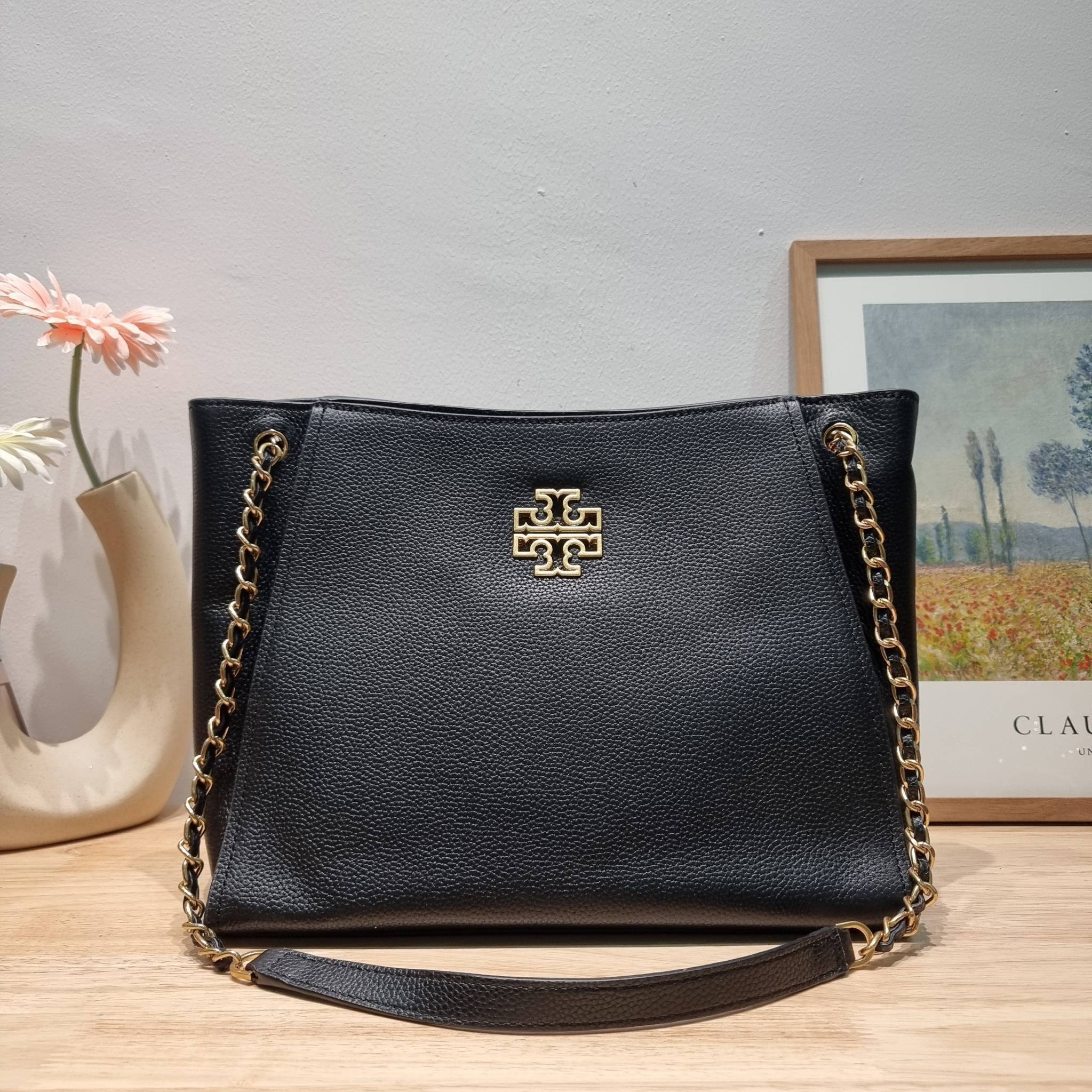 TORY BURCH BRITTEN SMALL SLOUCHY TOTE / TORY TOTE BAG / TORY BAG พร้อมส่ง กระเป๋าสะพายตัวแม่ รุ่น top ที่สวยดูแพง ใช้งานสะดวกมาก ดีไซน์ออกมาได้เรียบหรู