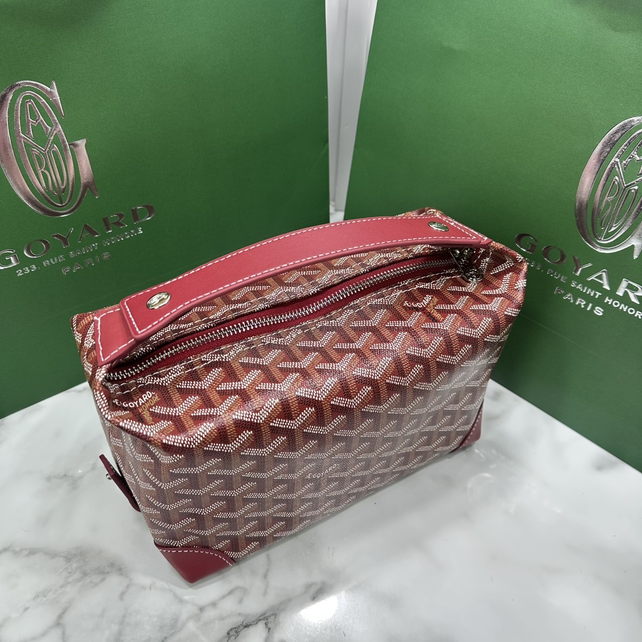 ORI หนังแท้ | Goyard Bowling 25 Toiletry Bag / Goyard Pouch กระเป๋าทรงพอช พร้อมสายถือจับถนัดมือใช้งานง่ายกะทัดรัด ตอบโจทย์ความเรียบง่ายแต่คลาสสิก ใช้ได้ทั้งชายหญิง หรูหรา ติดแกรมที่สุด เป็นรุ่นตามหา ที่ตอนนี้มีพร้อมส่งแล้วค่า