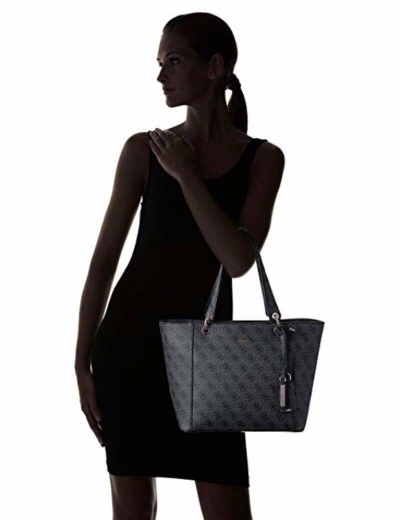 GUESS Kamryn Q Logo Tote สไตล์คลาสสิค ฐานกว้างตั้งอยู่ทรง วัสดุหนังpuลายsignature แบรนด์รอบใบ เปิดปิดด้วยซิปเดียวด้านบน ใช้งานง่าย บุด้วยผ้าสกรียโลโก้ มีช่องเล็กและช่องซิปแยกใช้งานเป็นสัดส่วน ประดับtagโลหะหุ้มหนังเป็นดีเทล ใบใหญ่ใส่นิตยสาร และของใช้ประจำว