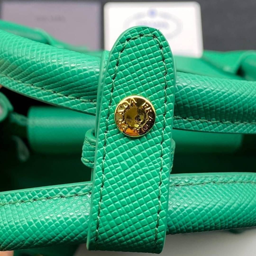 25cm Prada Small Saffiano Leather Double Bag / Prada Double Bag กระเป๋าสะพายพราด้า อีกหนึ่งรุ่นฮิต ให้พื้นที่จุของกว้างขวาง เป็น Tote Bag ใช้งานง่าย ได้ทุกที่ ทุกโอกาส ด้วยขนาดของกระเป๋าที่สามารถจุของได้หลากหลาย เป็นอีกรุ่นที่เหมาะสมสำหรับการเป็น Everyday