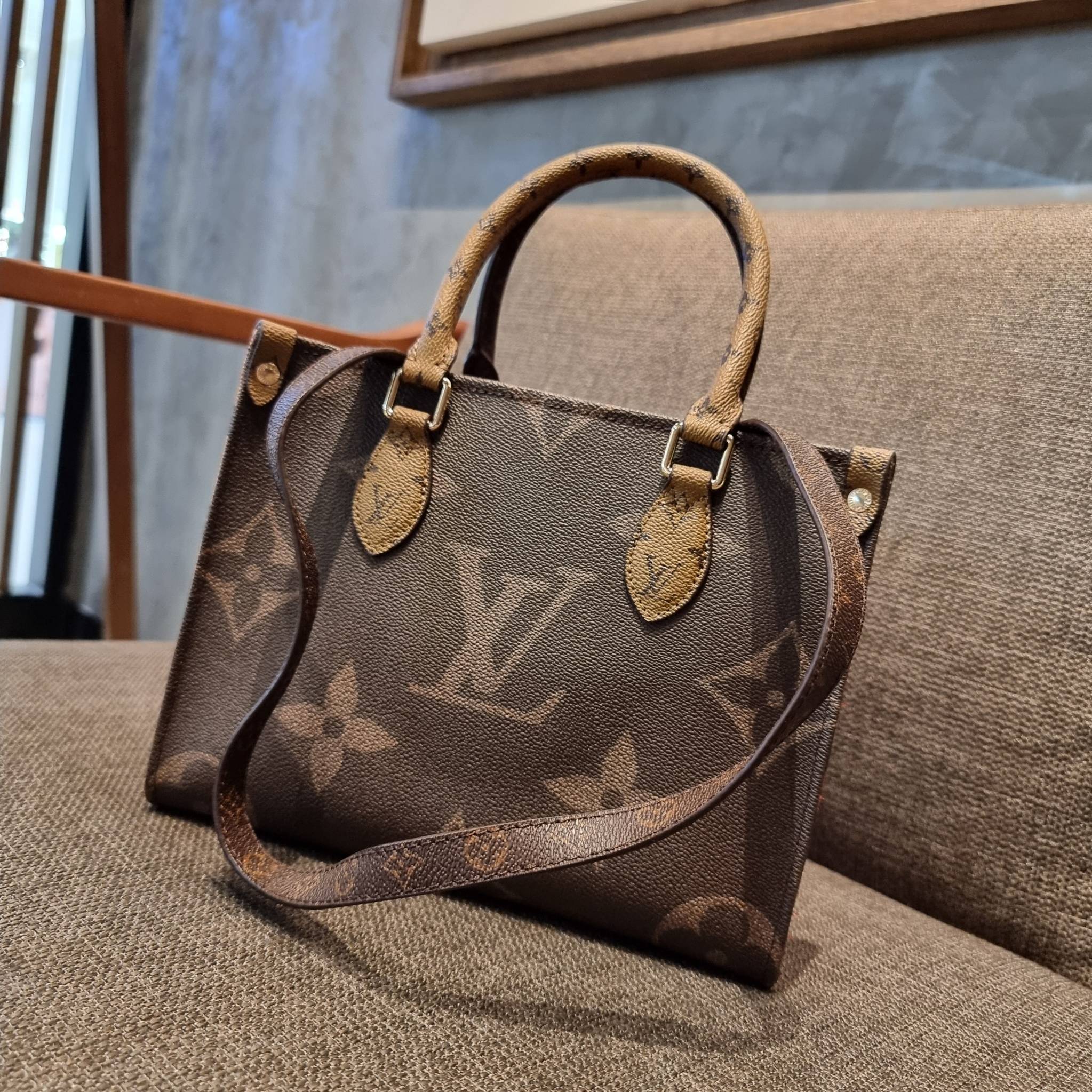 LV crossbody tote bag 10" 16" สเปเชี่ยล gift box set ในราคาที่แสนดี น่าคบหา!! สุดคุ้มและสวยที่สุดยันกล่อง!! ได้ไปยังไงต้องร้องว้าว!! กระเป๋าทรงโท้ทที่สาวๆตามหา ดีไซน์คลาสสิค ผู้ดี หรูหรา โทนสีใช้งานง่าย ได้ทุกลุค ทุกสไตล์ วัสดุหนังแคนวาสคุณภาพ ม
