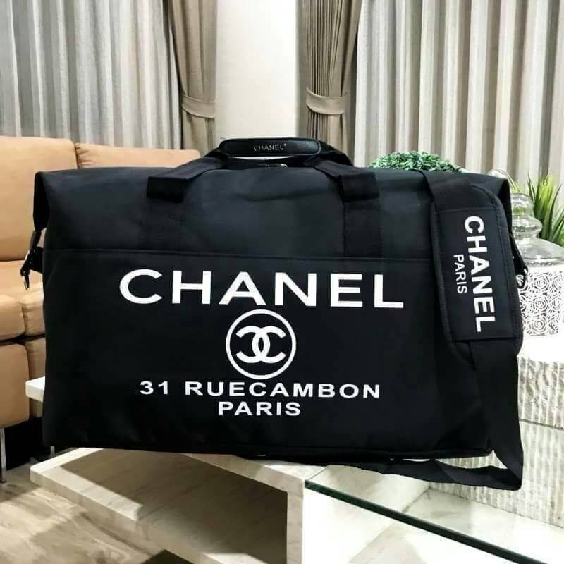CHANEL VIP GIFT Large Travel Bag กระเป๋าเดินทาง Gift With Purchase รุ่น Limited Edition พรีเมี่ยมกิ๊ฟของเเท้จาก Chanel Perfumes Counter วัสดุ NYLON เนื้อหนาสีดำสกรีนโลโก้ด้านหน้า เปิดปิดด้วยซิป หัวซิปแบรนด์ ใบใหญ่จุใจ พิเศษ! มีช่องใส่รองเท้าด้านข้างแยกเป็