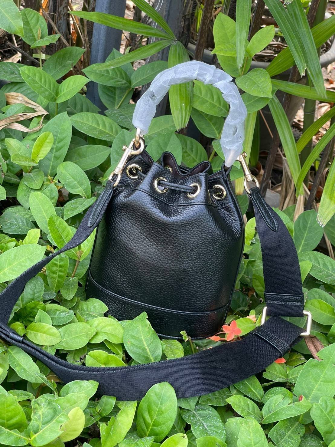 COACH DEMPSEY BUCKET BAG 15 WITH COACH PATCH AND HEART CHARM สวยงามด้วยดีไซน์ทรงตะกร้าแบบมินิมอลแสนน่ารัก ดีเทลสะดุดตา รูปทรงจดจำง่าย ถือแบบชิคๆ หรือยิ่งไปกว่านั้น สายสะพายของกระเป๋าก็สามารถถอดออกเพื่อเปลี่ยนรูปแบบการสะพายได้ทั้งแบบสะพายไหล่และสะพายคาดลำต