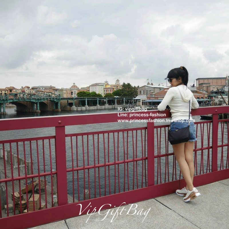 Best Seller ~~ งานพรีเมี่ยมกิ้ฟ จากเคาเตอร์ต่างประเทศ จากแบรนด์ PRADA เป็นกระเป๋า เครื่องสำอางค์ แต่มีสายสะพายยาวให้ 2 สาย เป็นแบบคล้องแขน และสะพายข้างลำตัว ใช้เป็น shoulder bag ได้เลยค่า หรือ ถือลำลองสวยๆ ก้อเลิศค่ะ คุ้มมากค่ะ ภายในมีช่องแบ่งเก็บของอย่าง