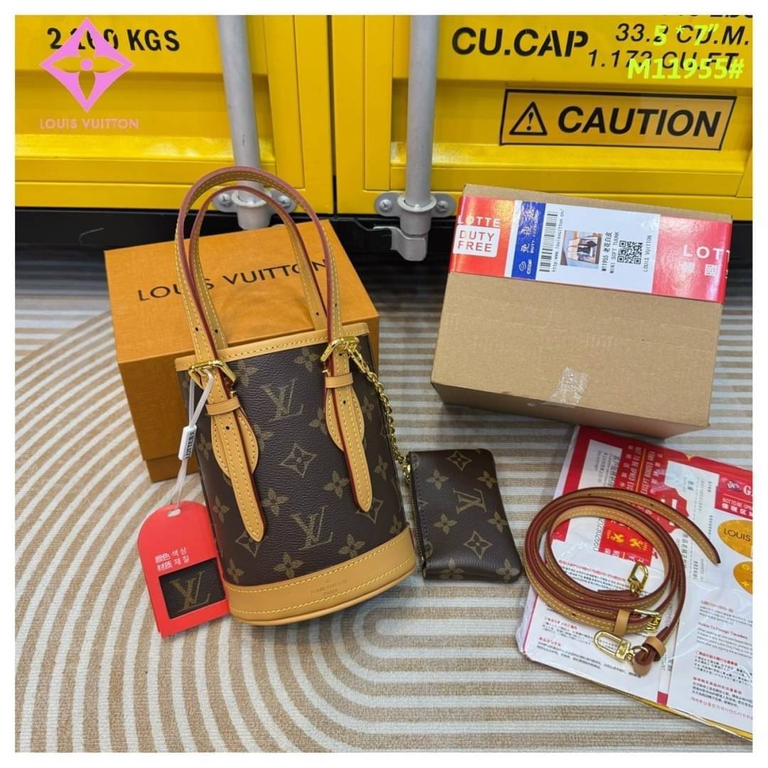 LV Mini Bucket Vintage Bag กระเป๋าสะพายทรงบัคเก็ตวินเทจ ขนาดเล็กน่ารัก พร้อมใบเล็ก สวยหรูดูผู้ดี ภายในโล่งกว้าง ใบลูกจะคล้องติดกัน หรือแยกออกแล้วสะพายเดี่ยวๆก็เลิศ น้องใหม่น่ารักสุดคุ้มขนาดนี้ ต้องตำแล้วน้า