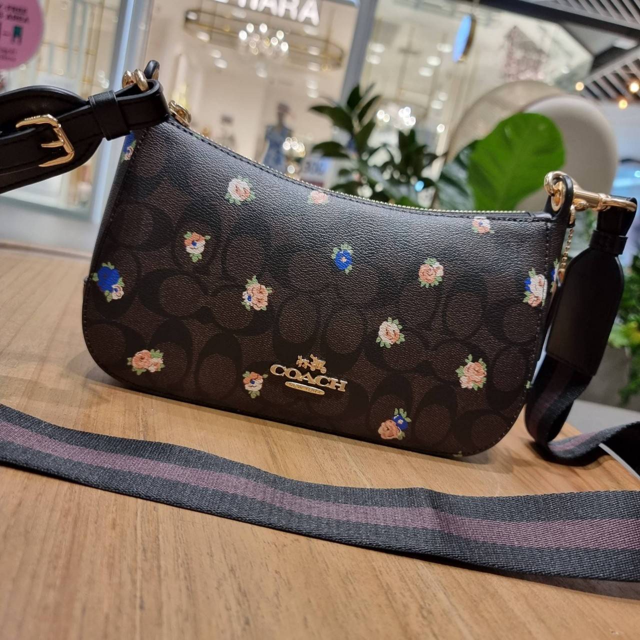 COACH C7264 C6823 C6817 JES BAGUETTE IN SIGNATURE CANVAS คอลเลคชั่นใหม่ล่าสุด พร้อมเสิร์ฟความสวยถึงบ้านเช่นเคย!! กระเป๋าสะพายทรงบาแกตต์ ดีไซน์ย้อนยุค ที่แอบแฝงความเรียบหรูดูแพงอยู่ในตัว โดดเด่นด้วยสายสะพายเส้นใหญ่ โทนสีคอนทราส ทำให้ไอเท็มนี้ดูมีลูกเล่นมาก