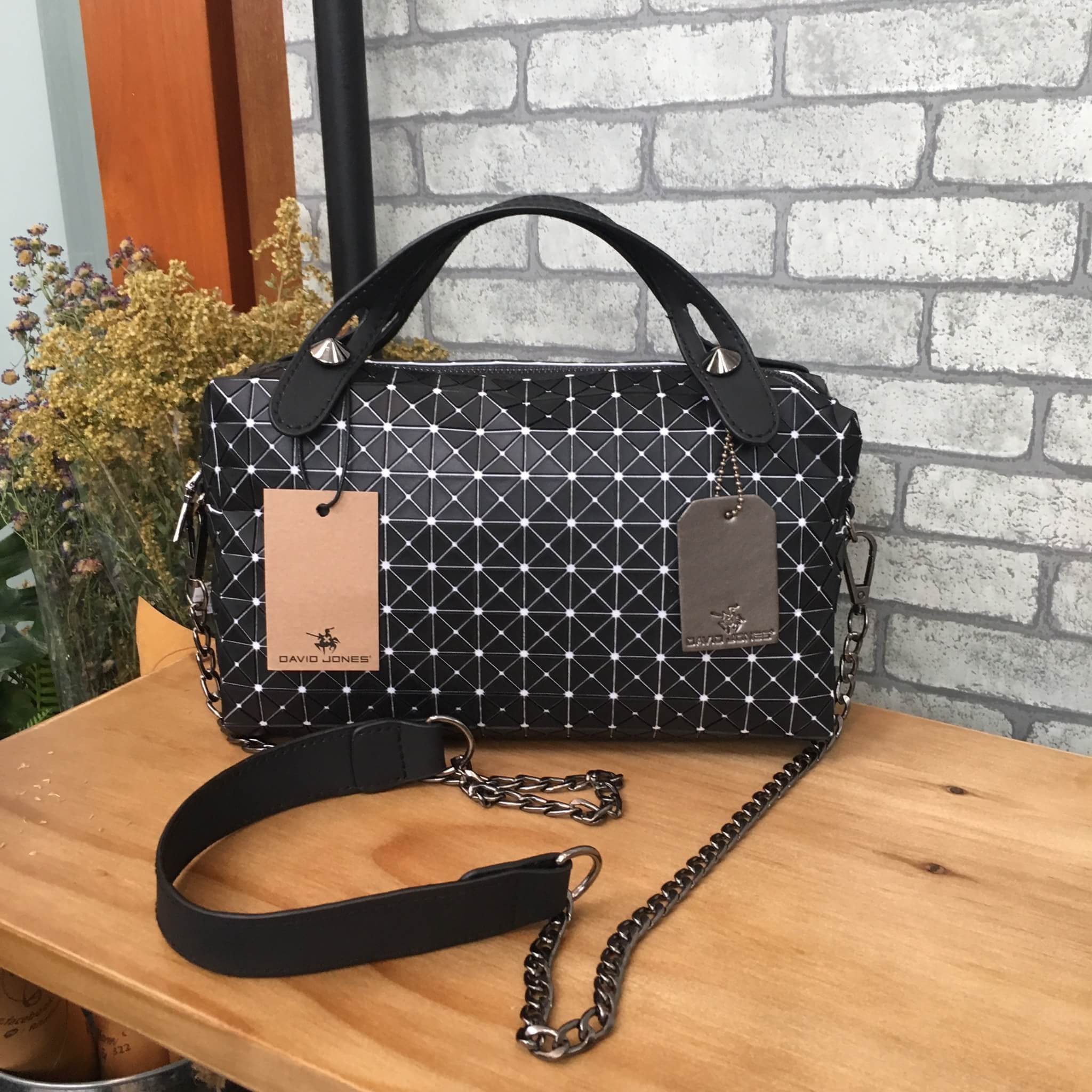 งานแท้ชนช้อป รุ่นใหม่ล่าสุด จากแบรนด์ David Jones สวย น่ารัก ขนาดตอบทุกโจทย์การใช้งาน เห็นแล้ว หลงรักเลยคะ ตัวกระเป๋าขนาดกำลังดี จุของคุ้ม สวยมาก ดูแลรักษาง่าย พร้อมสายสะพายยาว ภายในมีช่องซิป และช่องใส่ของจุกจิก 2 ด้าน เลยค่า ใบจริงสวยมากคะ ถือสะพายได้เลย