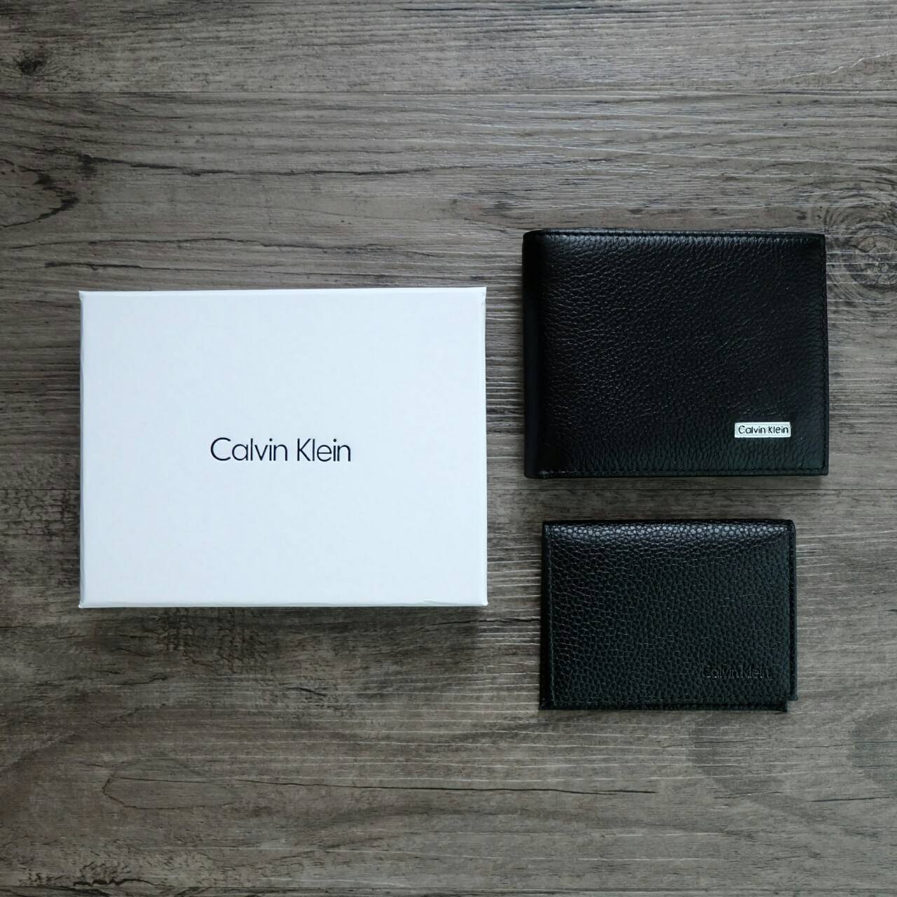 Calvin Klein Short Wallet กระเป๋าสตางค์ใบสั้น ด้านหน้ามี logo brand สีเงิน มาพร้อมกระเป๋าใส่บัตรใบเล็กอีก 1 ใบ จะมอบเป็นของขวัญหรือใช้เองก็แนะนำค่ะ