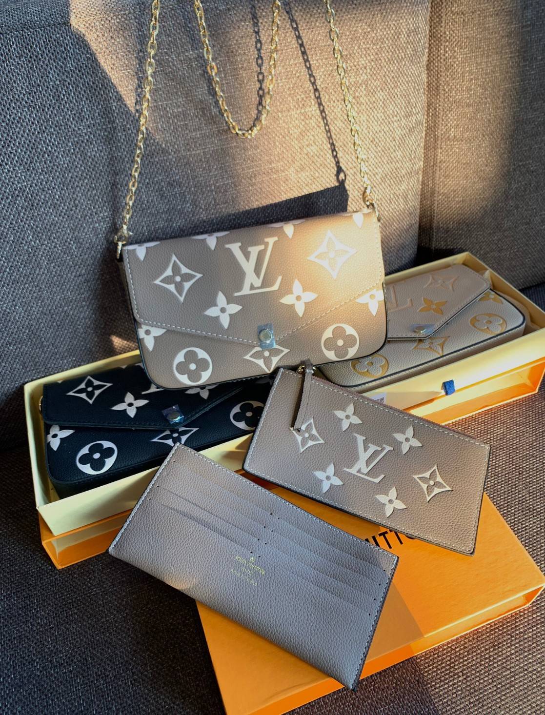 VIP 】Louis Vuitton Pochette Felicie ใบจริงหนังสวยมากๆค่า! ✔️กระเป๋าแบบคลัท มีสายสะพายโซ่มาให้ด้วยค่ะ ✔️หนังแกะสังเคราะห์อย่างดี ลายหนังสวย ปั้มลายแบรนด์ทั้งใบ ✔️รุ่นนี้มาพร้อมกระเป๋าเล็ก สำหรับใส่บัตรได้1ใบ//ใส่ธนบัตรแบบมีซิปรูดอีก1ใบ