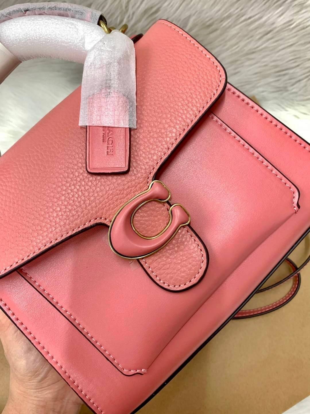 COACH TABBY TOP HANDLE 20 พร้อมส่งที่ไทยค่ะ! กระเป๋าหิ้ว//สะพายข้างได้ หนังแท้อย่างดี กหนึ่งใบทำหนังสองลายได้อย่างสวยงาม พร้อมโลโก้รุ่นใหม่ล่าสุดดูดีมากๆค่ะ เปิดปิดกระเป๋าแบบกดล็อค ภายในมีช่องหลักสองช่อง ใส่มือถือได้ทุกรุ่น;กระเป๋าเงินใบกลางได้;ของจำเป็นจ