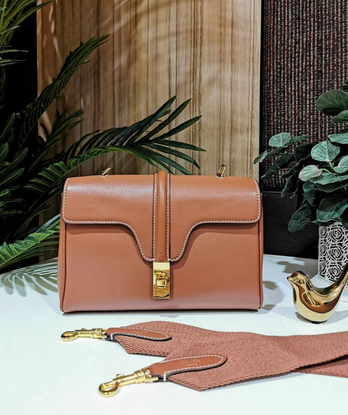 CELINE TRIOMPHE CROSSBODY BAG SMOOTH CALFSKIN VIP GIFT WITH PURCHASE-GWP พรีเมี่ยมกิ๊ฟ Limited Edition จาก CELINE PERFUME DUTY FREE COUNTER วัสดุ หนังแท้ CALFSKIN ดีไซน์สวยหรูสุดคลาสสิคหนังเรียบสวยอยู่ทรงเปิดปิดด้วยฝาปิดล๊อคบิดโลโก้แบรนด์อะไหล่ทองวิ้งๆภาย