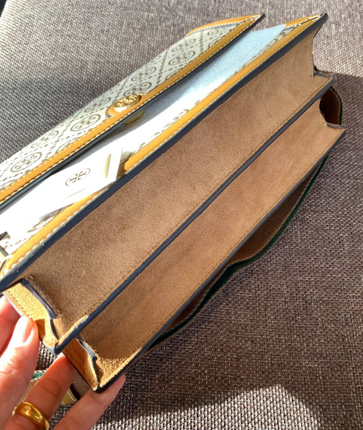 คุณภาพจัดเต็มกันเลยค่าา😘Tory Burch T Monogram Jacquard Shoulder Bag ห้ามพลาด! กระเป๋าสะพายแบบครอสบอดี้ร์ วัสดุJacquard+หนังแท้ชั้นดี ได้ลงตัวสวยงาม รูปแบบร่วมสมัยตามแบบฉบับแบรด์ได้ดีทีเดียวค่ะ! เปิดปิดกระเป๋าแบบอะไหล่แบรนด์ล็อคแม่เหล็ก