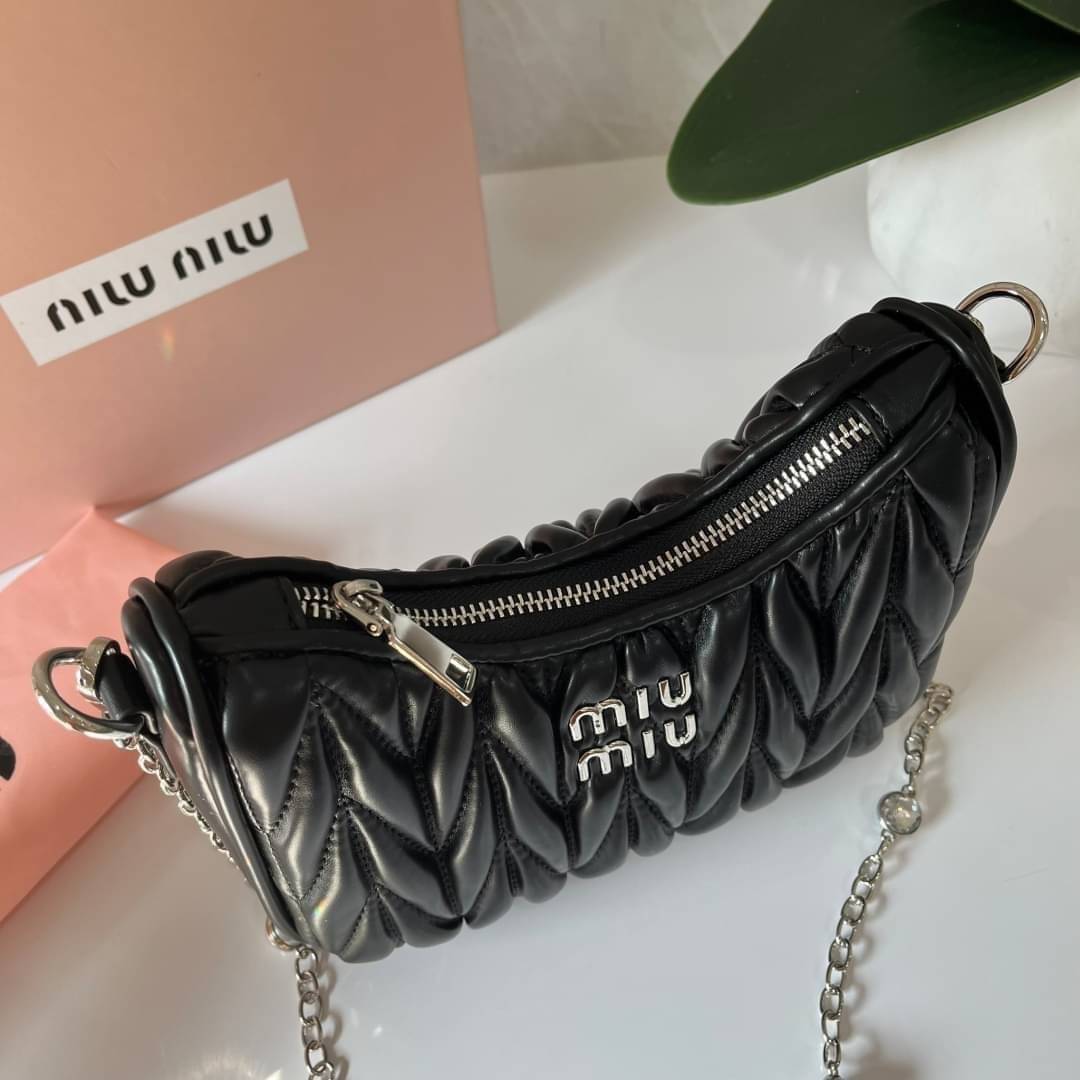 MIU MIU matelasse nappa leather shoulder bag กระเป๋าสะพายข้าง สายสะพายประดับไข่มุกและคริสตัล ให้ความละมุม ลุคคุณหนูน่ารักสุดๆคะ
