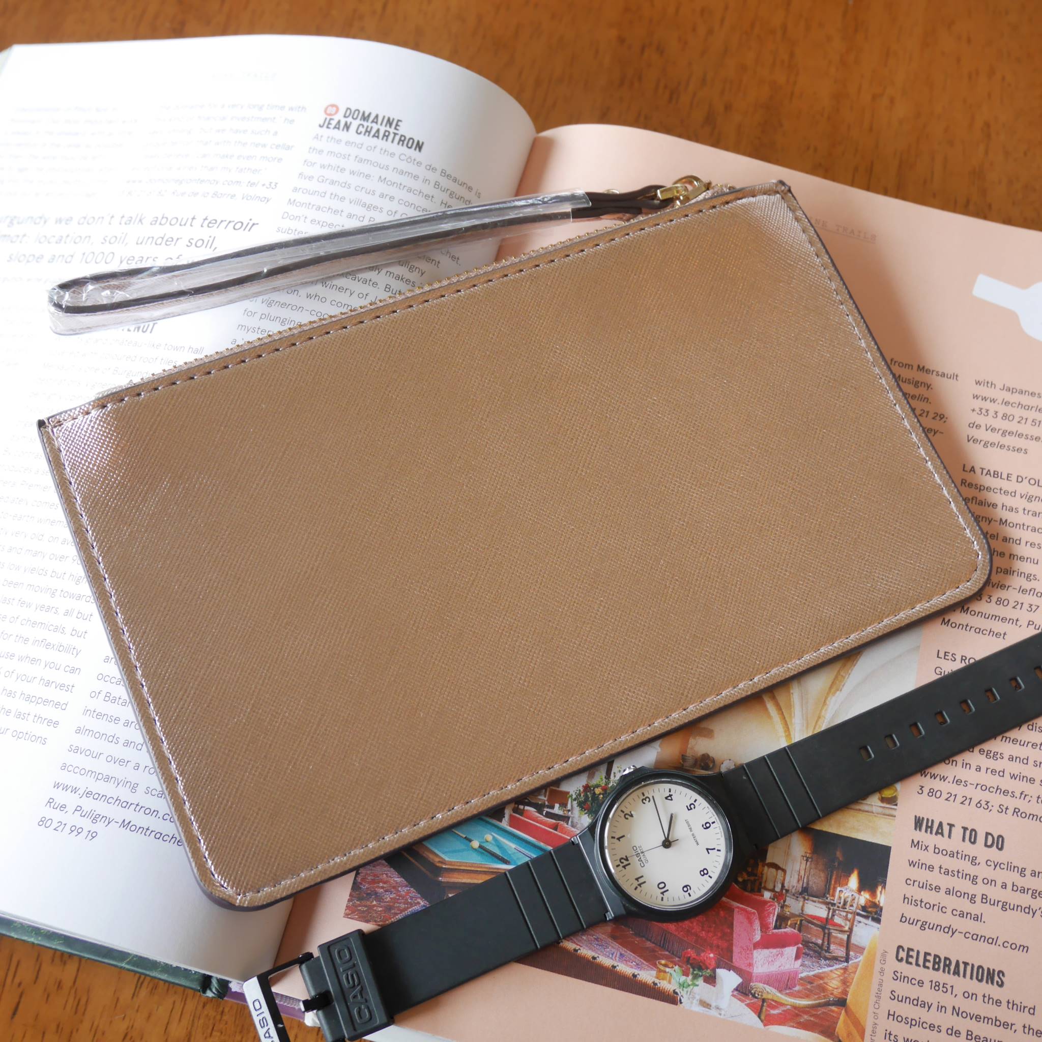 กระเป๋าคล้องมืองานแฟชั่น♤ กับวันสบายๆ ต้องยกให้ใบนี้เลย **งานดีย์ KATE SPADE NEW YORK CLUTH BAG กระเป๋าคลัชรุ่นยอดนิยมหนัง Saffiano พร้อมสายคล้องมือสวยหรูสไตล์ PRADA ด้านหน้าประดับโลโก้แบรนด์สีทอง เปิดปิดด้วยซิปสะดวกใช้ สามารถใส่ธนบัตร บัตรเครดิต เ