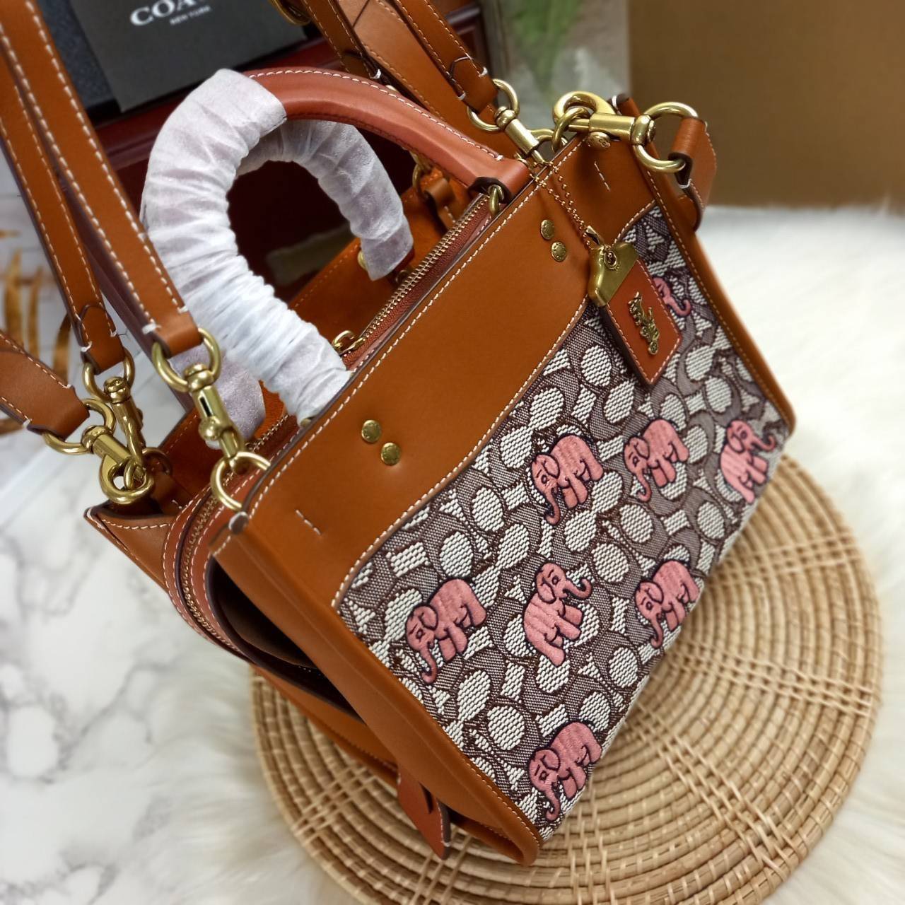 น้องน่ารักน่าใช้ คลาสสิค ดูแพงมากแม่😘🌺//>>COACH ROGUE 25 IN SIGNATURE TEXTILE JACQUARD WITH EMBROIDERED ELEPHANT MOTIF(COACH C6165)🍁กระเป๋ารุ่นคลาสสิค หรูหรา มีรสนิยม ดีเทลเนียบมาก จะถือ หรือสะพายได้ตามดีไซน์การใช้งานเลยจ้า//