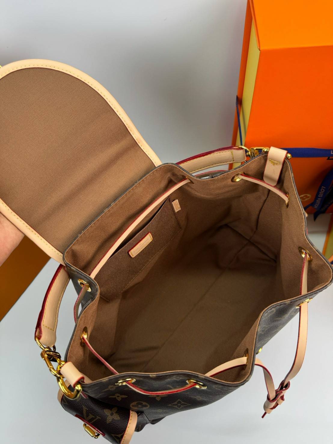 ORI หนังแท้ | LV Odyssee bag Monogram Canvas กระเป๋าสะพายดีไซน์ใหม่ คอลเลกชันประจำฤดูกาล Pre-Fall 2025 ออกแบบมาเพื่อเชิดชูมรดกล้ำค่าที่สืบทอดจากรุ่นสู่รุ่น ดีไซน์ทันสมัยใช้งานได้ทุกวัน