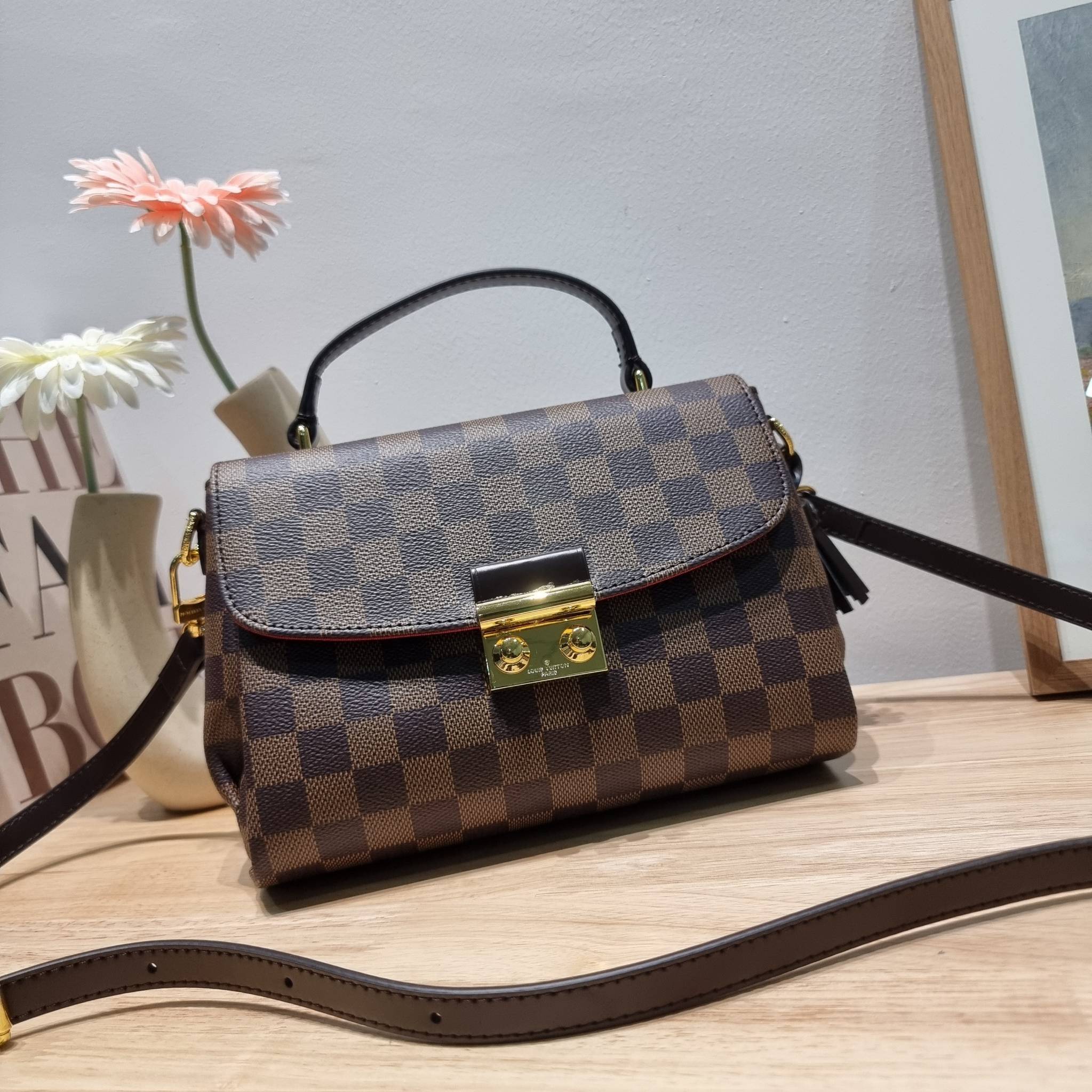LV CROISETTE CROSSBODY BAG ให้สาวๆได้สวย ในราคาจับต้องได้ กับกระเป๋าสะพายข้าง ดีไซน์ลวดลายตารางเอกลักษณ์ คลาสสิคแต่ดูผู้ดี วัสดุหนังแคนวาส เปิด-ปิดด้วยตัวล็อคแน่นหนา ภายในโล่งกว้าง ใส่ของสำคัญได้ครบถ้วน สายสะพายถอดออกได้ ปรับได้ มีหูจับในตัว ถือเก๋ๆ หรือจ
