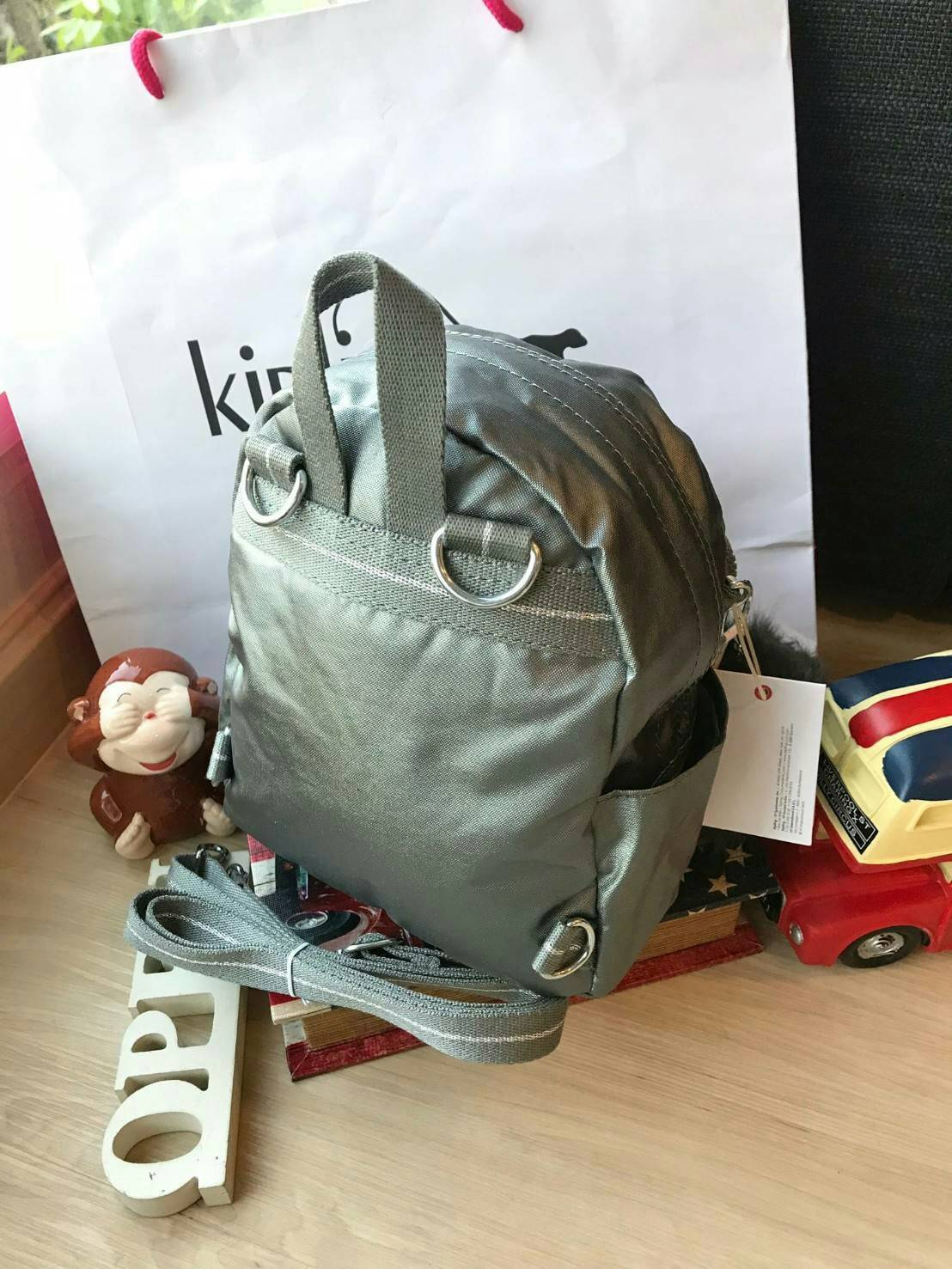 Kipling Kaopin Mini Backpack Woman’s กระเป๋าเป้สะพายรุ่นใหม่!!ขนาดมินิ สามารถแบบเป้หรือทรงcrossbody ได้ มีหลายช่องใช้งาน ด้านหน้าเป็นช่องซิปเล็กใส่ของจุกจิก ภายในมีช่องเล็กแยกเป็นสัดส่วน ใส่กระเป๋าสตางค์ยาวหรือมินิไอแพคได้ ขนาดกะทัดรัด มาพร้อมพวงกุญแจลิงส