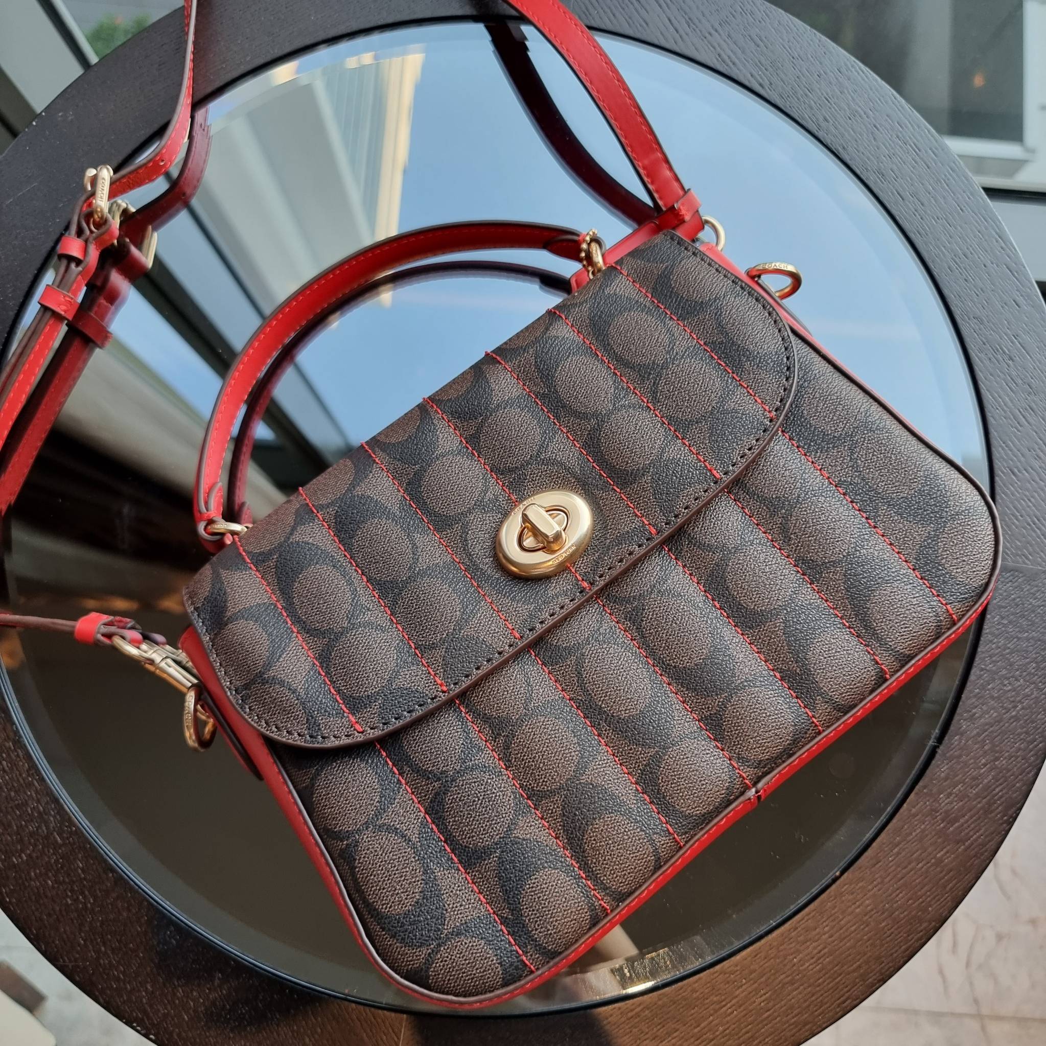 OUTLET 】COACH C5645 MARLIE TOP HANDLE SATCHEL IN SIGNATURE CANVAS WITH QUILTING ดีไซน์ใหม่ กระเป๋าถือ/สะพายข้าง ออกแบบมาไม่เหมือนใคร โดดเด่นด้วยการเย็บบุหนัง โชว์ดีเทลลายเส้น ตกแต่งโลโก้ด้านข้างอะไหล่ทอง วัสดุหนังแคนวาสสลับหนังแท้ เปิด-ปิดด้วยตัวล็อคแน่นห