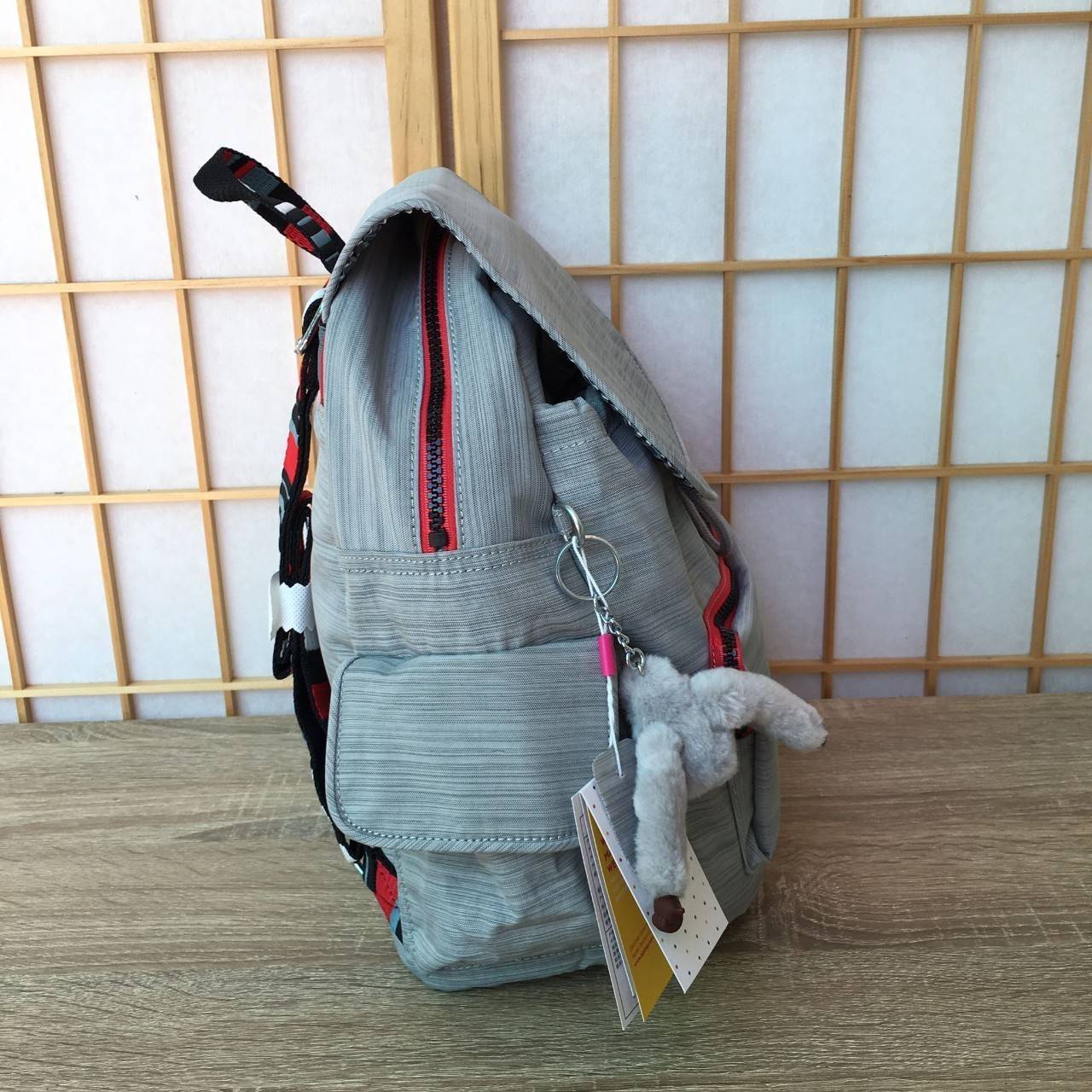 Kipling City Pack S K14275 Kipling มาพร้อมดีไซน์ทันสมัย สนุกสนาน ใช้งานได้อย่างคล่องตัว ด้วยสีและลายสุดคลาสสิก โดดเด่นด้วยพื้นที่ภายในและช่องต่างๆ ที่ให้คุณจัดเก็บของสำคัญได้ครบถ้วน