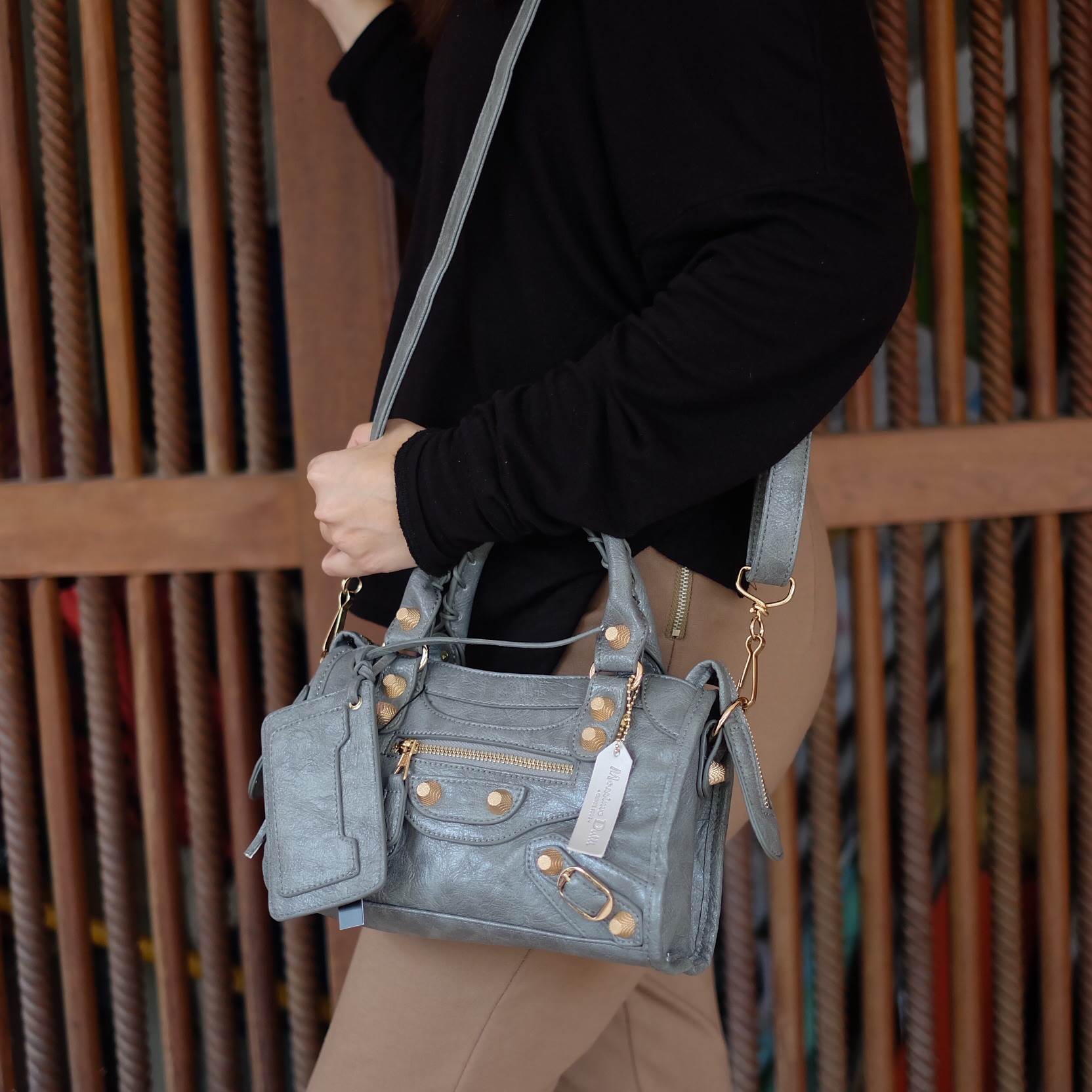 รุ่นขายดี พร้อมส่งละค่า😁❤️ กระเป๋าทรงสุด ฮิตจาก Massimo Dutti ขนาดมินิ สะพายแล้ว ได้ look cool มากค่า รับประกันเลย ภายในมีช่องแยกเก็บเป็นสัดส่วนดีคะ น้ำหนักเบา จุของได้คุ้มคะ มีสายยาวให้ ถือ/สะพายได้เลยคะ ใบนี้ แม่ค้าแนะนำเลย ใช้ได้ทุกโอกาส