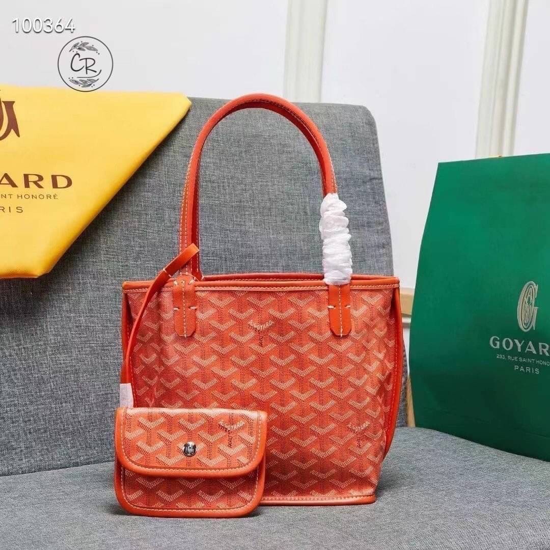 GOYARD ANJOU TOTE MINI ฮอตไอเท็ม กับกระเป๋าสะพายทรงโท้ท ไซส์มินิ กะทัดรัดมาก มาครบสีขายดี เลิศทุกสี รูปทรงคลาสสิค ดีไซน์เป็นเอกลักษณ์ ใช้งานได้หลากหลาย สามารถกลับด้านใช้ได้แบบไม่มีเบื่อ