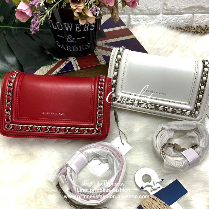 CHARLES & KEITH CHAIN DETAIL CLUTCH BAG กลับมาอีกครั้ง รุ่นขายดี สีออกใหม่ค่ะ!! กระเป๋าทรงคลัท//สะพายข้างได้ วัสดุหนังเรียบ ผิวเงา ตัวกระเป๋าแต่งอะไหล่โซ่เงินเพิ่มความเก๋เข้ามาค่ะ เปิดปิดกระเป๋าแบบกระดุมแม่เหล็ก ฝาปิดด้านบนมีช่องซิปใส่ของจุกจิกค่ะ ภายในมี