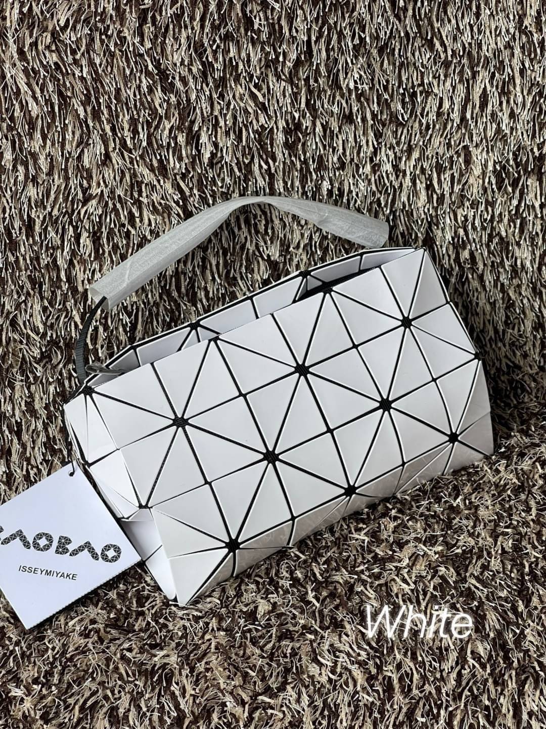 BAOBAO Issey Miyake CARTON GLOSS SHOULDER BAG มาในไซส์ขนาดกะทัดรัด โดดเด่นด้วยดีไซน์อันเป็นเอกลักษณ์ของแบรนด์ ที่สำคัญน้ำหนักเบา