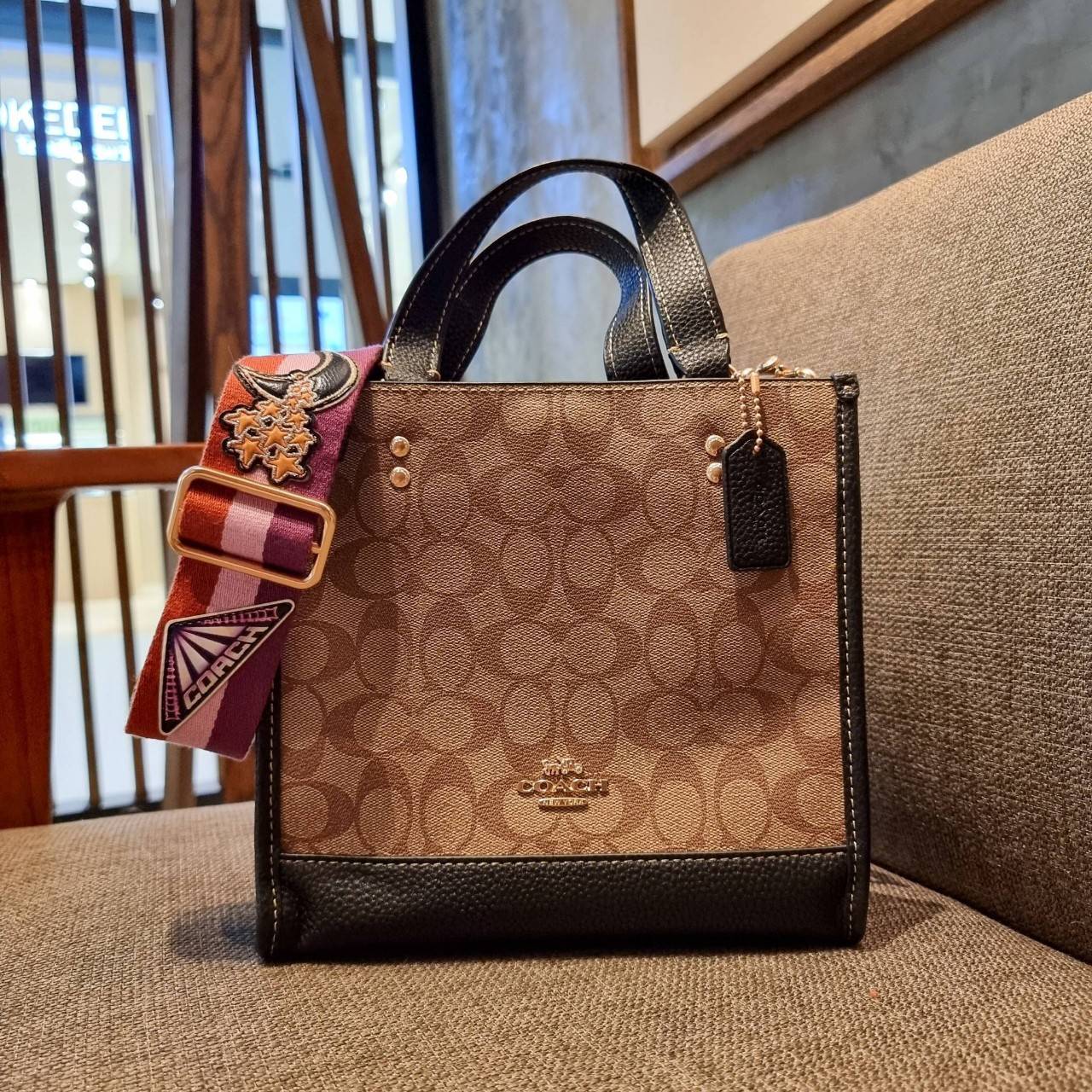 COACH C6918 DEMPSEY TOTE 22 IN SIGNATURE CANVAS WITH DISCO PATCHES คอลเลคชั่นคลาสสิค ที่มาพร้อมดีเทลใหม่ กระเป๋าทรงโท้ท ขนาดน่ารักน่าใช้มากๆ สาวๆถูกอกถูกใจกันนับไม่ถ้วน!! รอบนี้เพิ่มลูกเล่นที่สายสะพาย ดีไซน์กึ่งสปอร์ต ทำให้ใช้งานได้ไม่มีเบื่อ ฟังก์ชั่นการ