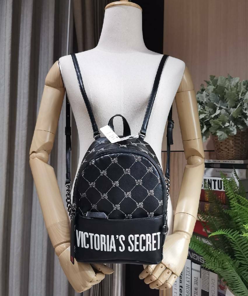 VICTORIA's SECRET MONOGRAM MINI CITY BACKPACK กระเป๋าเป้รุ่นใหม่ล่าสุดวัสดุหนังเรียบลาย Monogram ดีไซน์สวยดู Cool ขนาดมินิ น้ำหนักเบา เปิดปิดด้วยซิปสะดวกใช้ ด้านหน้ามีช่องซิป หูจับถนัดมือ สายสะพายปรับระดับได้ สวยน่าใช้มากๆค่ะ ไอเท็มใหมาชนช็อป! ราคาสุ