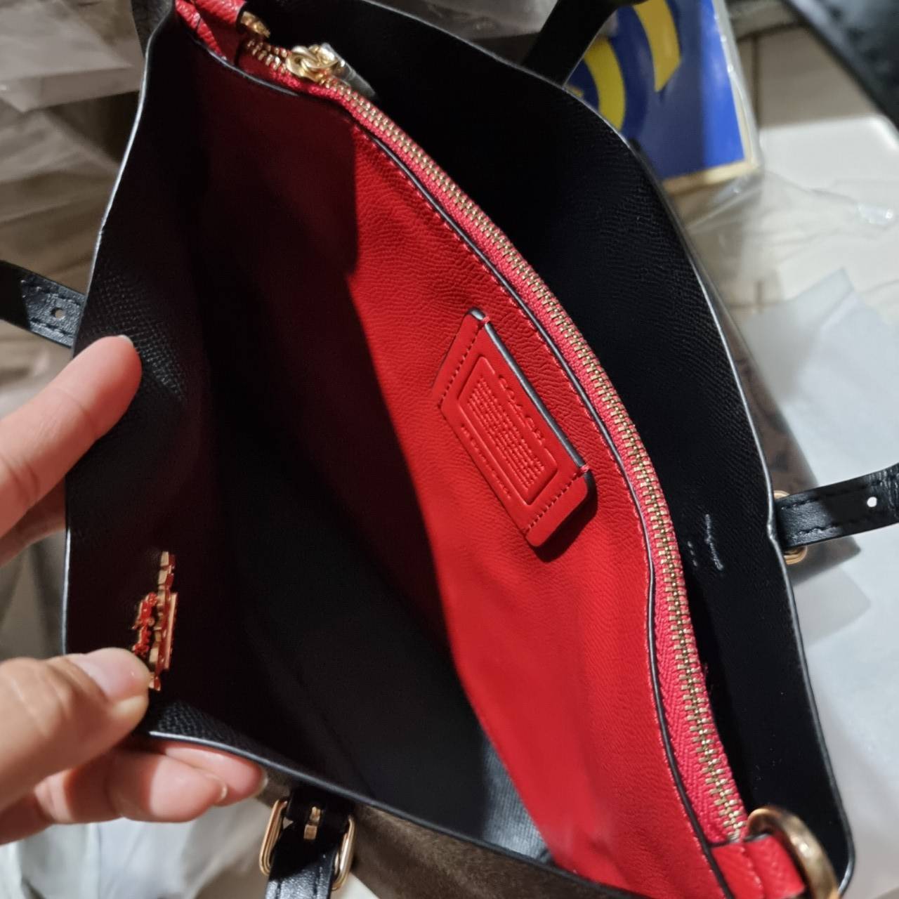 COACH C4250 MOLLIE TOTE 25 IN SIGNATURE CANVAS น้องมาแล้วจ้าาา ใหม่ล่าสุด กระเป๋าโท้ทไซส์เล็กที่สาวๆตามหา ดีไซน์คลาสสิคเหมือนเดิม เพิ่มเติมคือสะดวกขึ้นเยอะ!! ย่อส่วนมาจากใบใหญ่เป๊ะๆ น่ารักน่าใช้มากๆ วัสดุหนังแคนวาสเคลือบลาย ภายในโล่งกว้าง มีช่องซิปกลางใส่