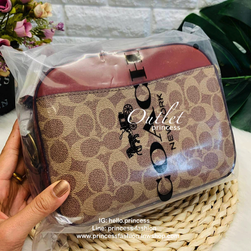 COACH CROSSBODY BOX BAG กระเป๋าสะพายข้าง crossbody วัสดุหนัง pvc. หนังนิ่ม คุณภาพดี ลาย signature brand ตัดขอบหนัง ด้านหน้า/ หลังมีช่องเเล็ก เปิดปิดกระเป๋าแบบซิป ภายในกว้าง ใส่ wallet ขนาดกลาง มือถือได้ทุกรุ่น และของใช้จุกจิกได้ พร้อมสายสะพายแบบโซ่ต่อหนัง