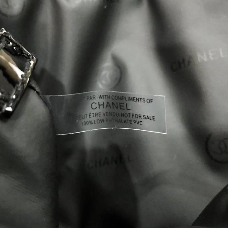 New Chanel Waist Bag Gift With Purchase (GWP) กระเป๋าสะพายคาดเอวหรือคาดอกพรีเมี่ยมกิ้ฟของแท้จาก Chanel Perfume Counter รุ่น Limited Edition วัสดุหนังเเก้วเรียบสวยอยู่ทรงลายมีโลโก้ด้านหน้า เปิดปิดด้วยฝาปิดกระดุมแม่เหล็ก ภายในโล่ง ซับในลายเเบรนด์ ใส่มือถือไ