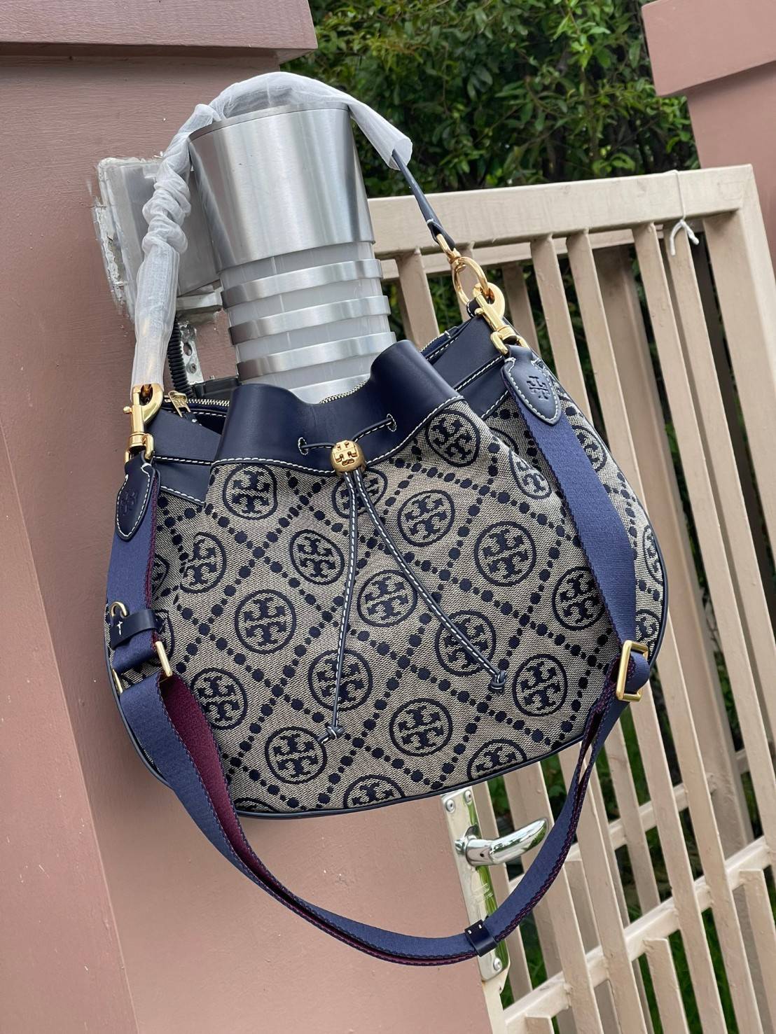 Tory burch t monogram jacquard drawstring hobo อีกหนึ่งคอลเลคชั่นจาก T monogrameที่ออกแบบมาในรูปทรงกระเป๋า hobo เป็นกระเป๋าที่มีพื้นที่เยอะในการจัดเก็บสิ่งของได้อย่างดีเยี่ยม ลวดลายสีสันของกระเป๋าทอลายแบบแจ๊คการ์ดอย่างประณีต สะท้อนให้เห็นถึงกลิ่นอายงานฝีม