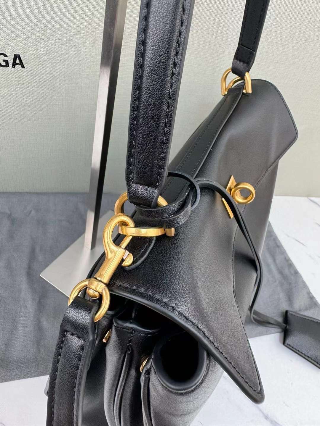 Balenciaga Rodeo Small Handbag in Black 25cm กระเป๋าสะพายหนังเรียบผิวสัมผัสนุ่มสบายผิว ดีไซน์เรียบหรูตามเอกลักษณ์ของแบรนด์ ภายในโล่งกว้าง จุของได้เยอะ