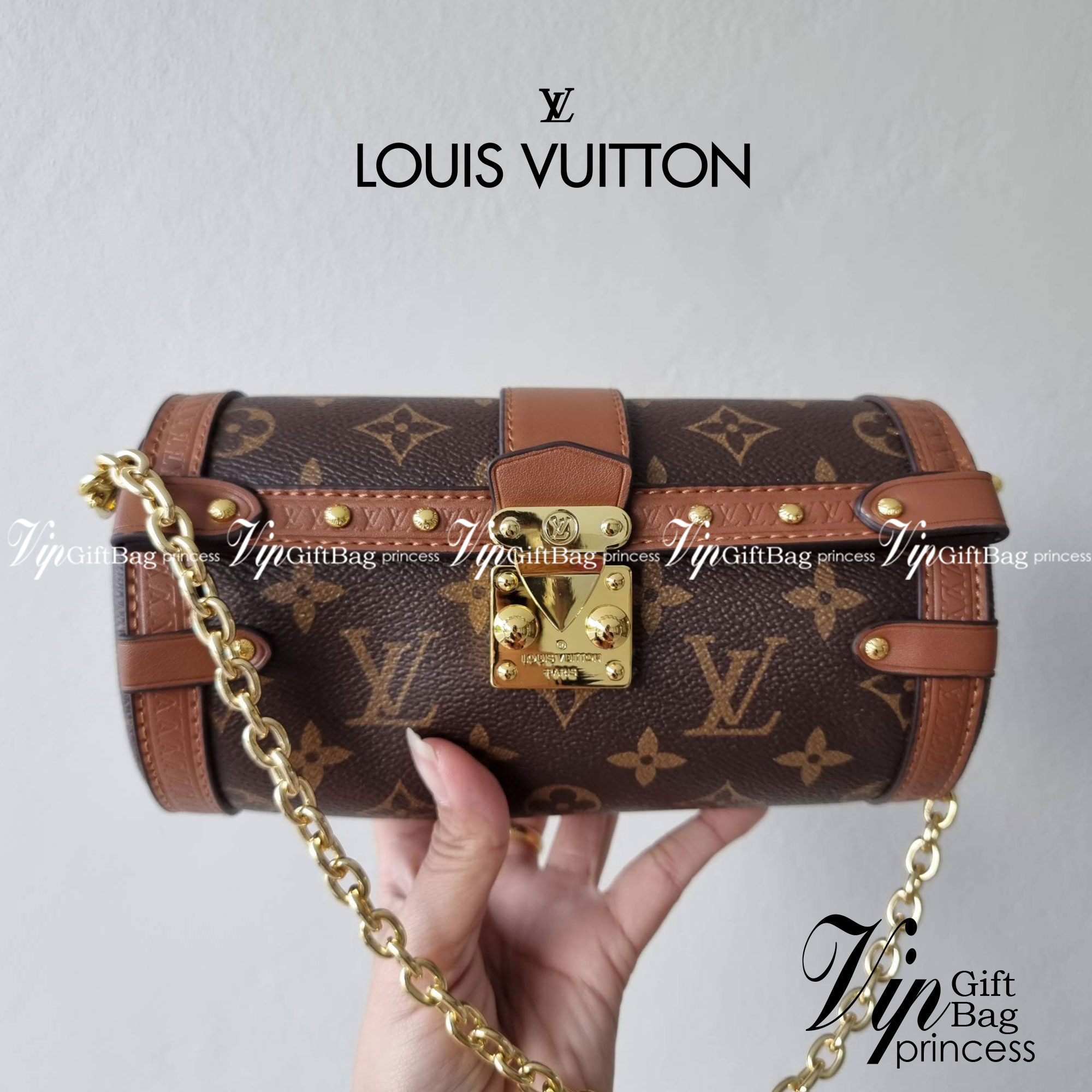 LV PAPILON TRUNK BAG กระเป๋าทรงสวย ดีไซน์หรู ไม่เหมือนใคร มีสายมาให้ 2 เส้น สายโซ่และสายหนังสปอร์ตเส้นใหญ่ วัสดุหนังแคนวาส เปิดปิดด้วยตัวกดล็อค ภายในโล่งกว้าง ใส่ของได้สบายๆที่สำคัญ ใบจริงสวยสุดคุ้ม งานหายาก ที่ไม่อยากให้สาวๆพลาดกันจ้า มาพร้อม box set ให้