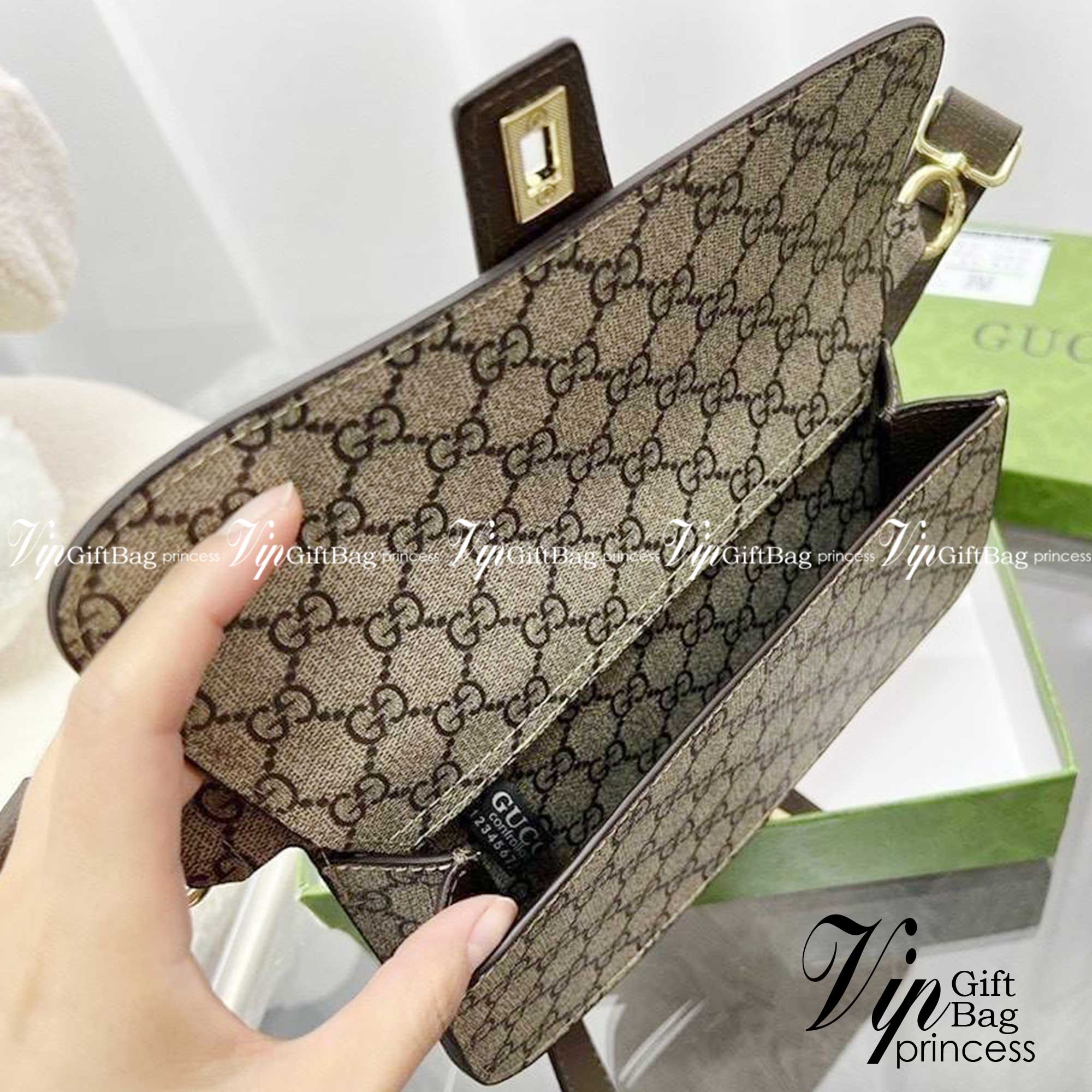 Gucci Blondie belt bag กระเป๋าสะพาย หรือคาดอก คาดเอวได้ คุ้มมากในใบเดียวค่ะ เป็นรุ่น unisex ใช้ได้ทั้งชายหญิง เท่ๆ คูล เลยค่ะ ภาพถ่ายจากงานขายจริง ใช้งานต่างประเทศได้