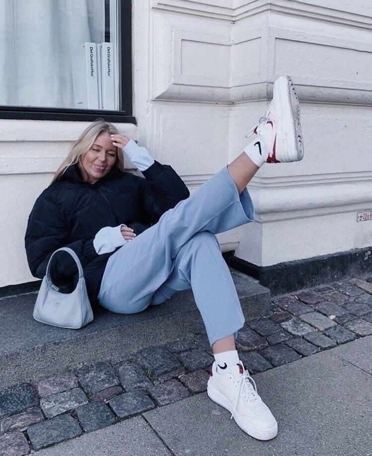 PRADA Nylon Mini Bag รุ่นใหม่แนะนำ!! พร้อมส่งครบ4สี รุ่นขายดีในตำนานค่ะ PRADA NYLON HANDBAGS ขนาดกะทัดรัด **อะไหล่เงิน วัสดุทำจากผ้าNylon อย่างหนา อยู่ทรง กันน้ำได้ หายห่วงคะ ด้านหน้ามีโลโก้แบรนด์ เปิดปิดด้วยซิป มาพร้อมสายผ้า ไม่สามา