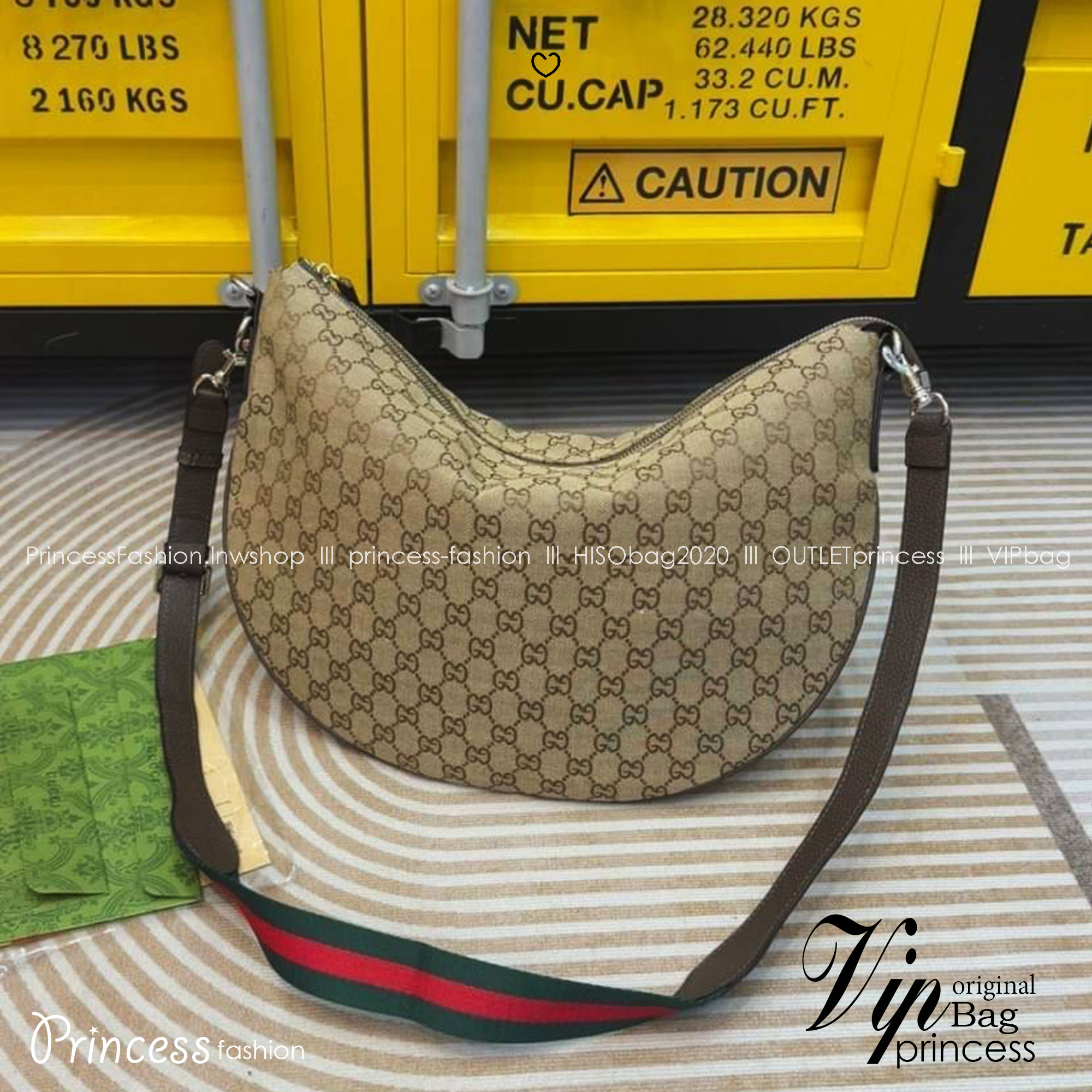 Gucci B medium shoulder bag รุ่นใหม่แบรนด์หรู กระเป๋าสะพายทรงโฮโบ ขนาดใหญ่ จุของได้เยอะ ใหม่ล่าสุดก่อนใคร รูปทรงสวยคลาสสิค พิมพ์ลาย GG คมชัด ภายในเป็นช่องโล่ง เป็นไอเท็มสวยรับทรัพย์ก่อนปีใหม่ได้เลย