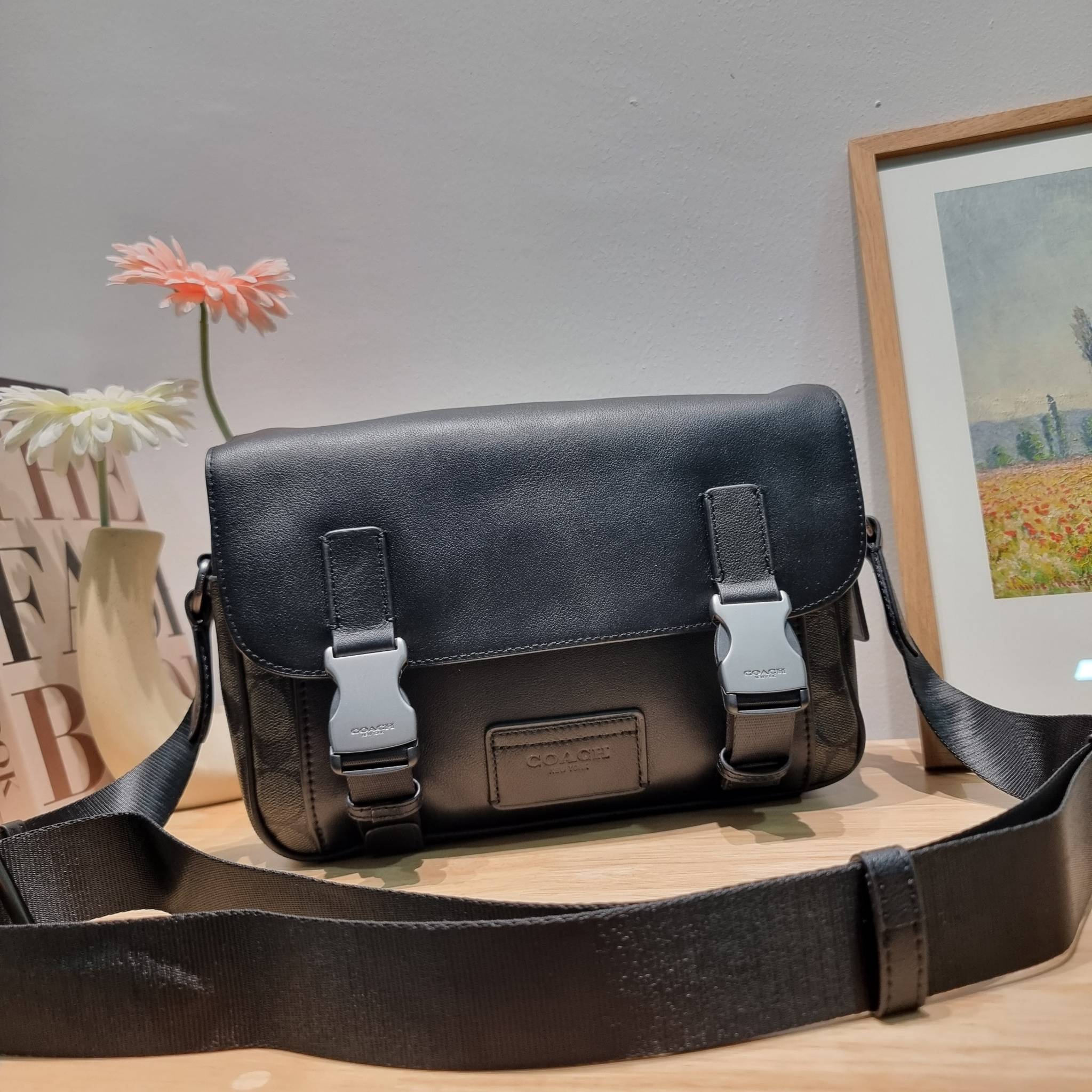 Coach Track Crossbody In Signature Canvas C3747 หล่อบอกต่ออีกหนึ่ง กระเป๋าสะพายทรงแมสเซ็นเจอร์ รุ่นเอาใจหนุ่มๆ ดีไซน์คลาสสิค สุดหรู ดูแพง วัสดุหนังแท้สลับหนังแคนวาส ฝากระเป๋ามีตัวล็อคแน่นหนา เปิดมามีซิปปิดกันหล่นได้อีก ด้านหลังมีช่องย่อย ภายในโล่งกว้าง แบ