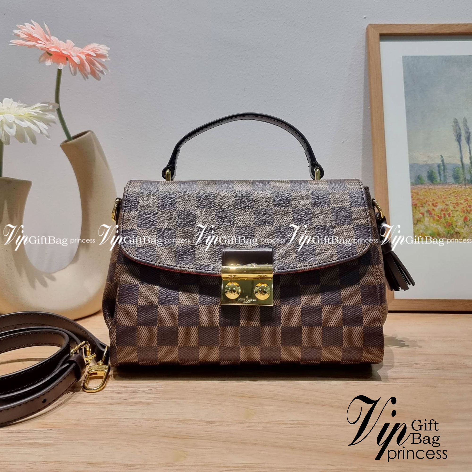 LV CROISETTE CROSSBODY BAG ให้สาวๆได้สวย ในราคาจับต้องได้ กับกระเป๋าสะพายข้าง ดีไซน์ลวดลายตารางเอกลักษณ์ คลาสสิคแต่ดูผู้ดี วัสดุหนังแคนวาส เปิด-ปิดด้วยตัวล็อคแน่นหนา ภายในโล่งกว้าง ใส่ของสำคัญได้ครบถ้วน สายสะพายถอดออกได้ ปรับได้ มีหูจับในตัว ถือเก๋ๆ หรือจ