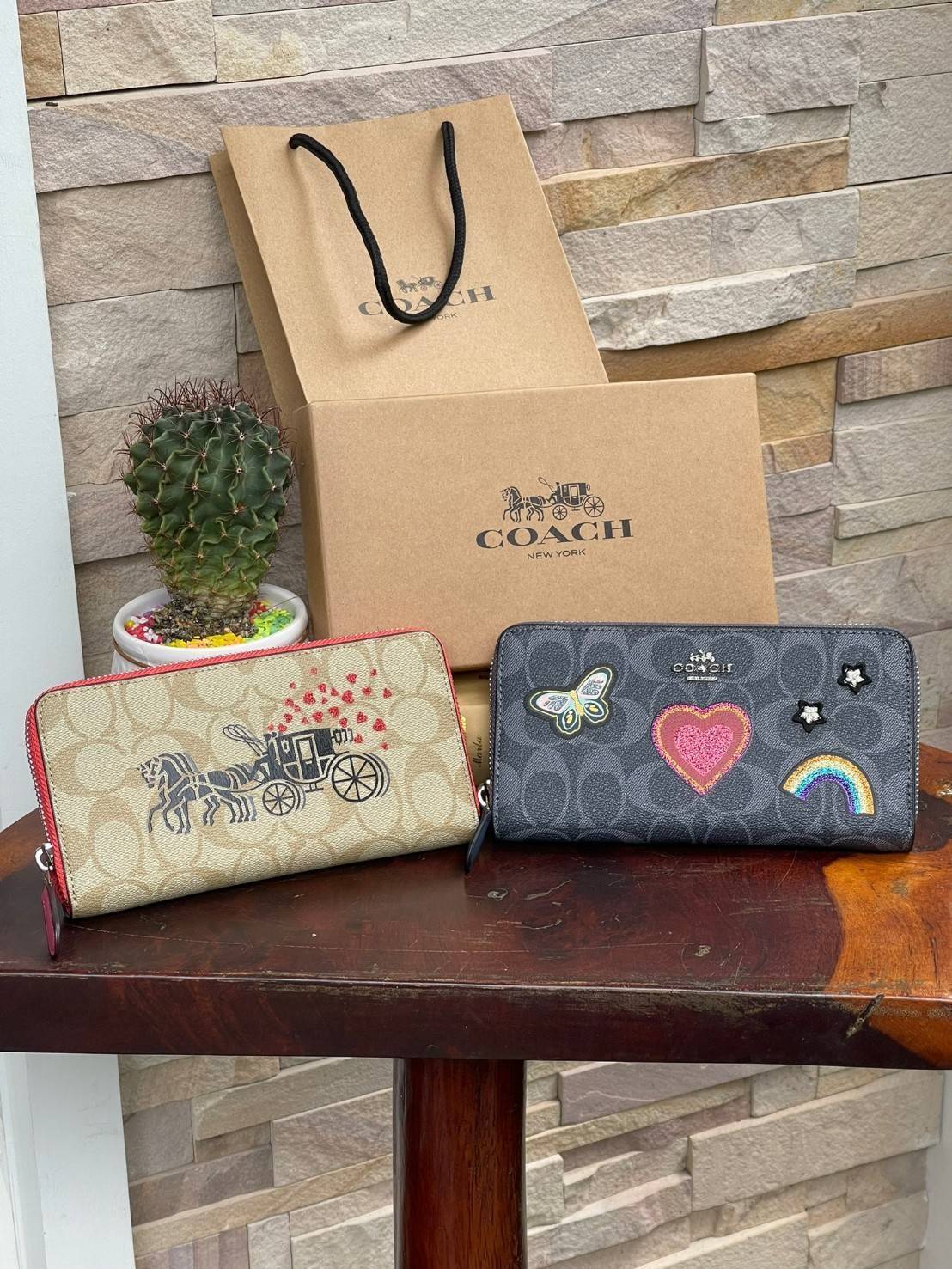 COACH ACCORDION ZIP WALLET IN SIGNATURE CANVAS กระเป๋าสตางค์ใบยาวนี้ที่เหมาะกับการใช้งานทุกรูปแบบ นอกจากเพิ่มความมั่นใจแล้ว ยังทำให้ชีวิตของเราง่ายขึ้นอีกด้วย โดยการเปิดปิดแบบซิปรอบ สามารถใส่ธนบัตร เหรียญ บัตรต่างๆได้หลายใบเลยทีเดียว ขนาดของกระเป๋าสามารถถ