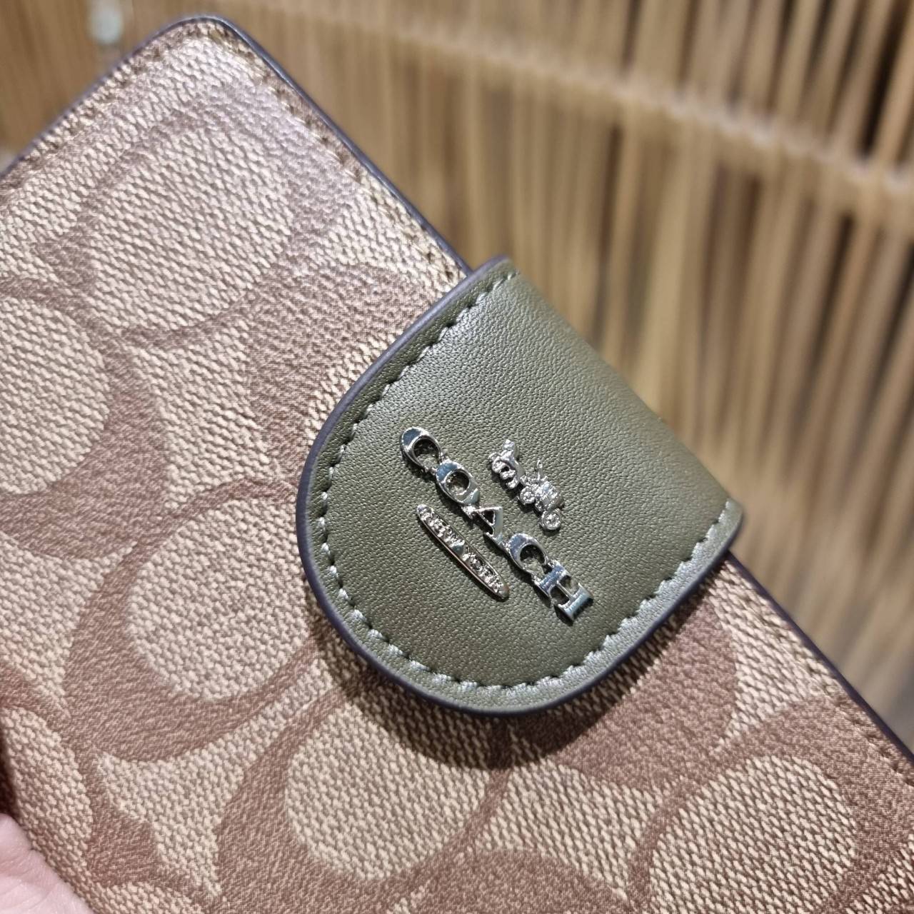 COACH C0082 MEDIUM CORNER ZIP WALLET IN SIGNATURE CANVAS ดีไซน์ใหม่ล่าสุด!! กระเป๋าสตางค์ใบกลาง 👛 ขนาดกำลังเหมาะมือ วัสดุหนังแคนวาสเคลือบลาย ดูแลรักษาง่าย มีช่องใส่บัตรและธนบัตรครบ และช่องซิปแยกไว้ใส่เหรียญ ครบเซ็ทแบบนี้เหมาะส่งต่อเป็นของขวัญที่สุ