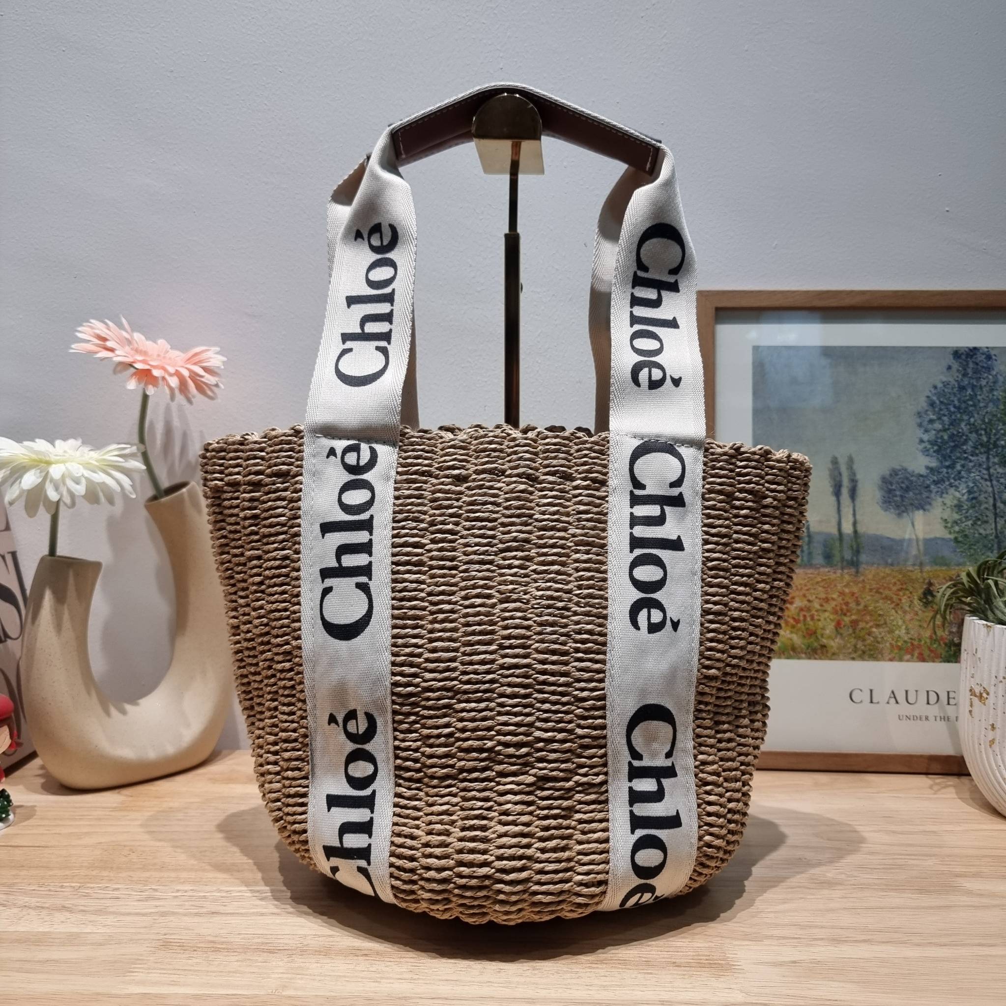 CHLOE LARGE WOODY BASKET กระเป๋าสะพายสานทรงตะกร้า ยอดฮิตติดลมของแบรนด์ ด้วยวัสดุสังเคราห์จากธรรมชาติ สานทอเต็มใบออกมาเป็นลวดลายสวยงาม