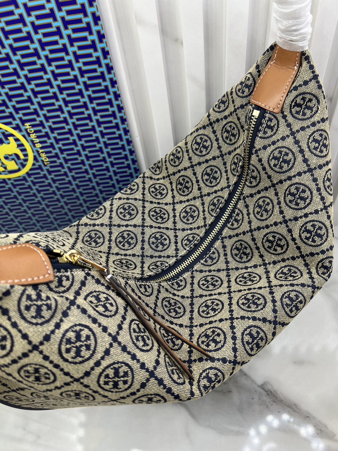 ORI หนังแท้ | Tory Burch T Monogram Balloon Bag 40cm กระเป๋าสะพายทรงโฮโบใบใหญ่ ถือหรือคล้องไหล่รูปทรงใหม่บอลลูนสวยหรูด้วยลายโมโนแกรมเต็มใบ ภายในโล่งกว้างจุของได้เยอะ คอลเลคชั่นใหม่มาแรง!