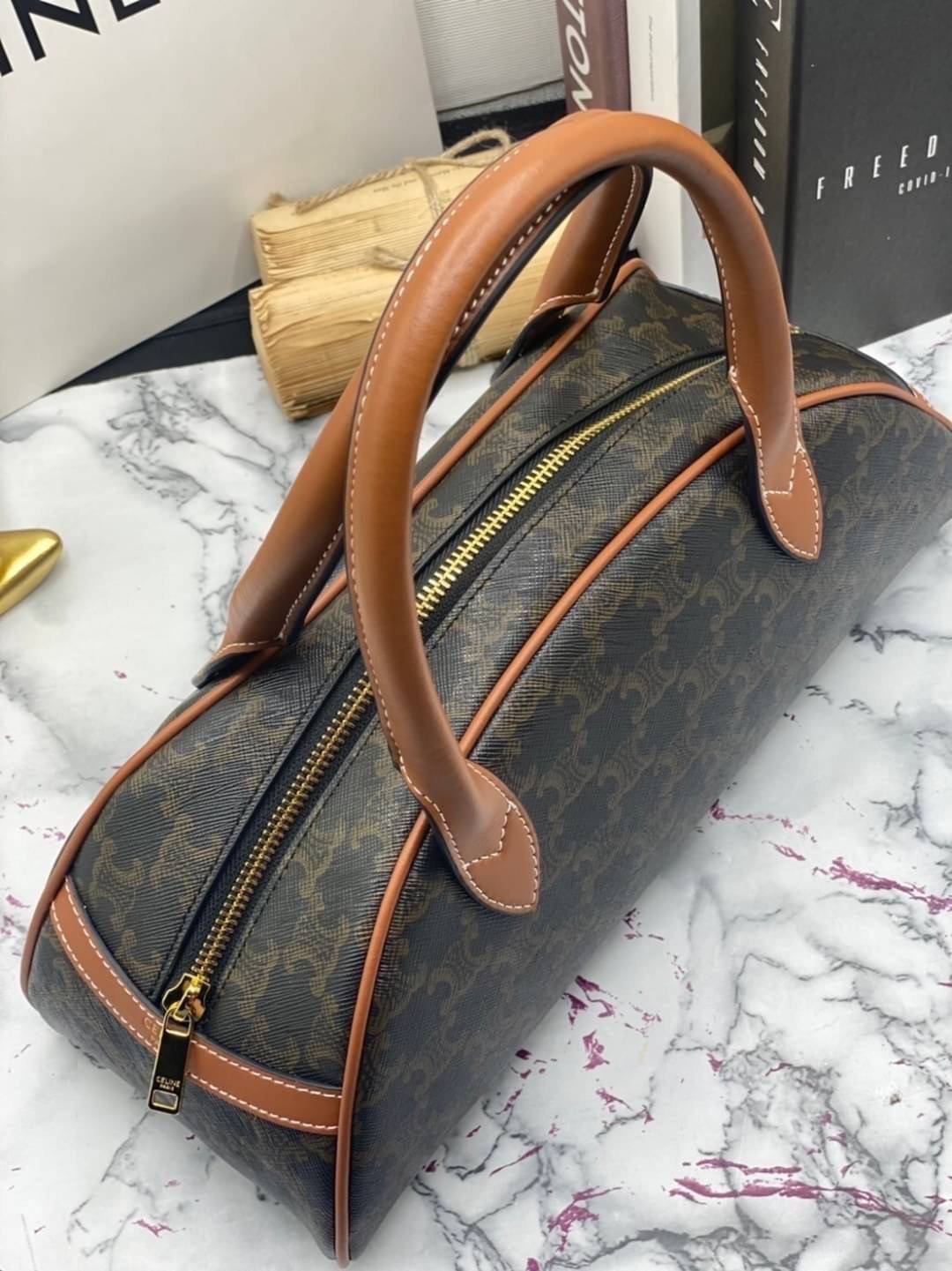 หนังแท้ CELINE MEDIUM TECKEL IN TRIOMPHE CANVAS AND CALFSKIN TAN / CELINE TRIOMPHE SHOULDER BAG / CELINE TRIOMPHE HANDBAG กระเป๋าถือหรือสะพายไหล่ ก็ปังๆ ยาวๆ ไปเลยสิค่ะ งานหนังแท้ทั้งใบสวยหรู สวยมากกก เก๋มาก ต้องมีแล้วค่าา แบบใหม่ล่าสุด งานพึ่งเข้ามาน้อยน