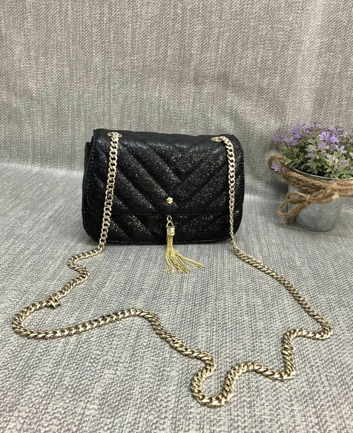 CHARLES & KEITH TASSEL DETAIL SHOULDER BAG กระเป๋าสะพายข้าง ทรงน่ารัก ด้านหน้ามีพู่ห้อย เปิดปิดกระเป๋าแบบแม่เหล็ก ด้านในโล่ง มีช่องซิป 1 ช่อง และช่องใส่บัตรได้ 3 ช่องค่ะ สายสะพายโซ่สีทองหรูหราค่ะ