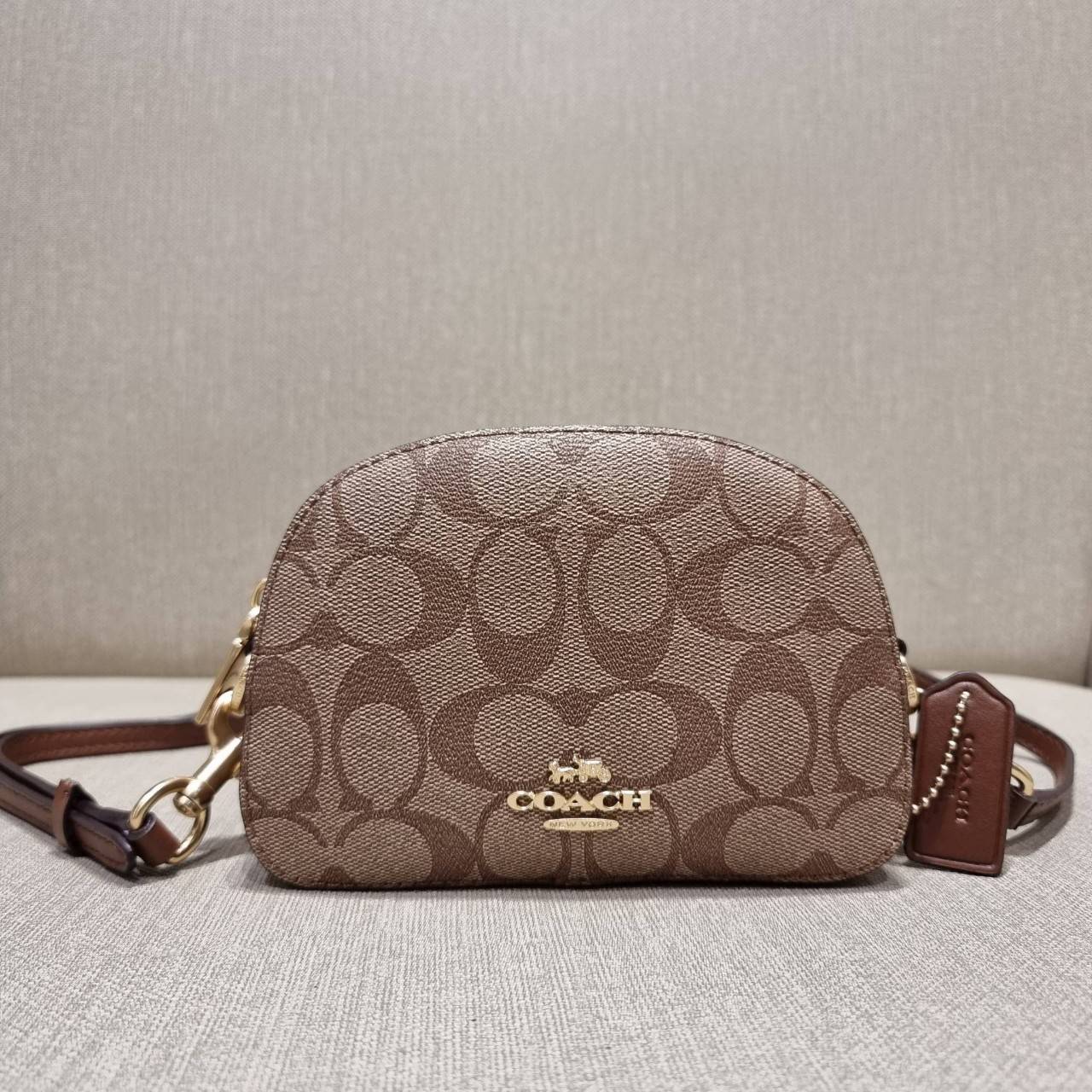COACH 2628 MINI SERENA CROSSBODY IN SIGNATURE CANVAS ใหม่ที่สุด!! พร้อมส่งทุกสีเด็ด!! ย่อส่วนกระเป๋าสะพายคอลเลคชั่นยอดฮิต มินิเซเรนา ที่รับรองว่าน้องน่ารักม้ากกก!! ขนาดเล็กกุ๊งกิ๊ง แต่ดีเทลยิ่งใหญ่ วัสดุหนังแคนวาสเคลือบลาย เปิด-ปิดด้วยซิป สะดวกใช้ ภายในเป